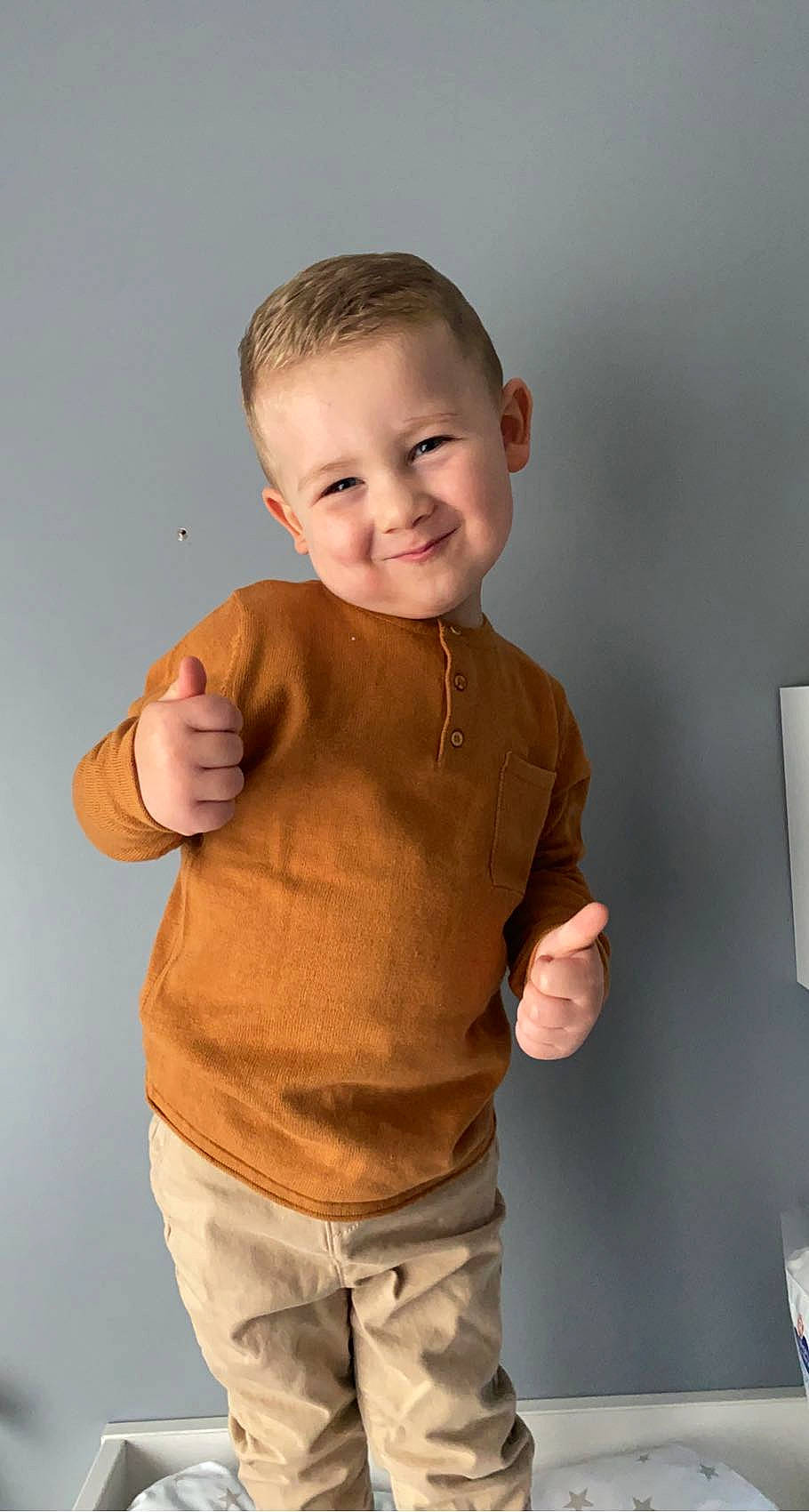 Liam participe au concours pour gagner de l'argent avec cette photo : cheek, elbow, finger, flash_photography, gesture, hand, happy, human_body, joint, joy, khaki_pants, neck, nose, person, shoulder, sleeve, smile, standing, t_shirt, thumb