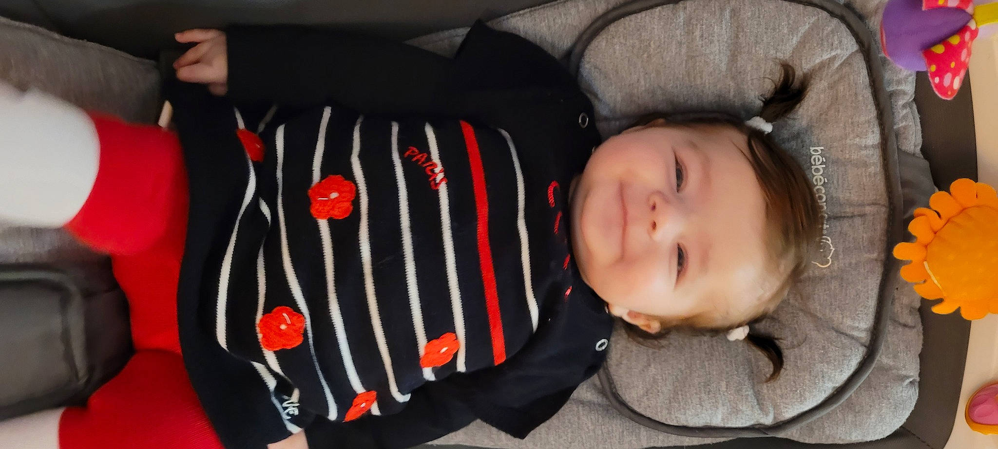 Loëlia a rejoint le concours — aidez-le/la à gagner de superbes lots ! baby, baby_carriage, baby_products, baby_safety, baby_toddler_clothing, bag, car_seat, carmine, cheek, child, comfort, couch, eyelash, fashion_accessory, fun, joy, outerwear, person, room, sitting