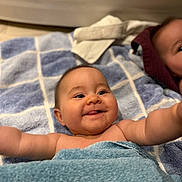 Alba a rejoint le concours — aidez-le/la à gagner de superbes lots ! baby, infant, towel, blanket, smile, happy, face, skin, arm, head, child, cute, indoors, person, portrait, expression, comfort, soft, warm, playful
