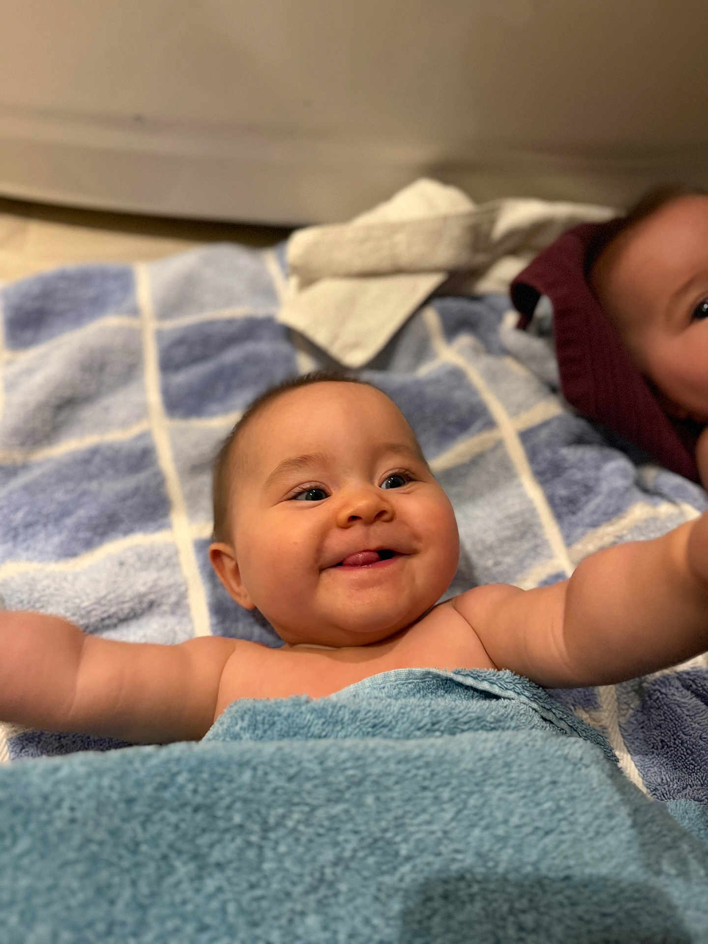 Alba a rejoint le concours — aidez-le/la à gagner de superbes lots ! baby, infant, towel, blanket, smile, happy, face, skin, arm, head, child, cute, indoors, person, portrait, expression, comfort, soft, warm, playful