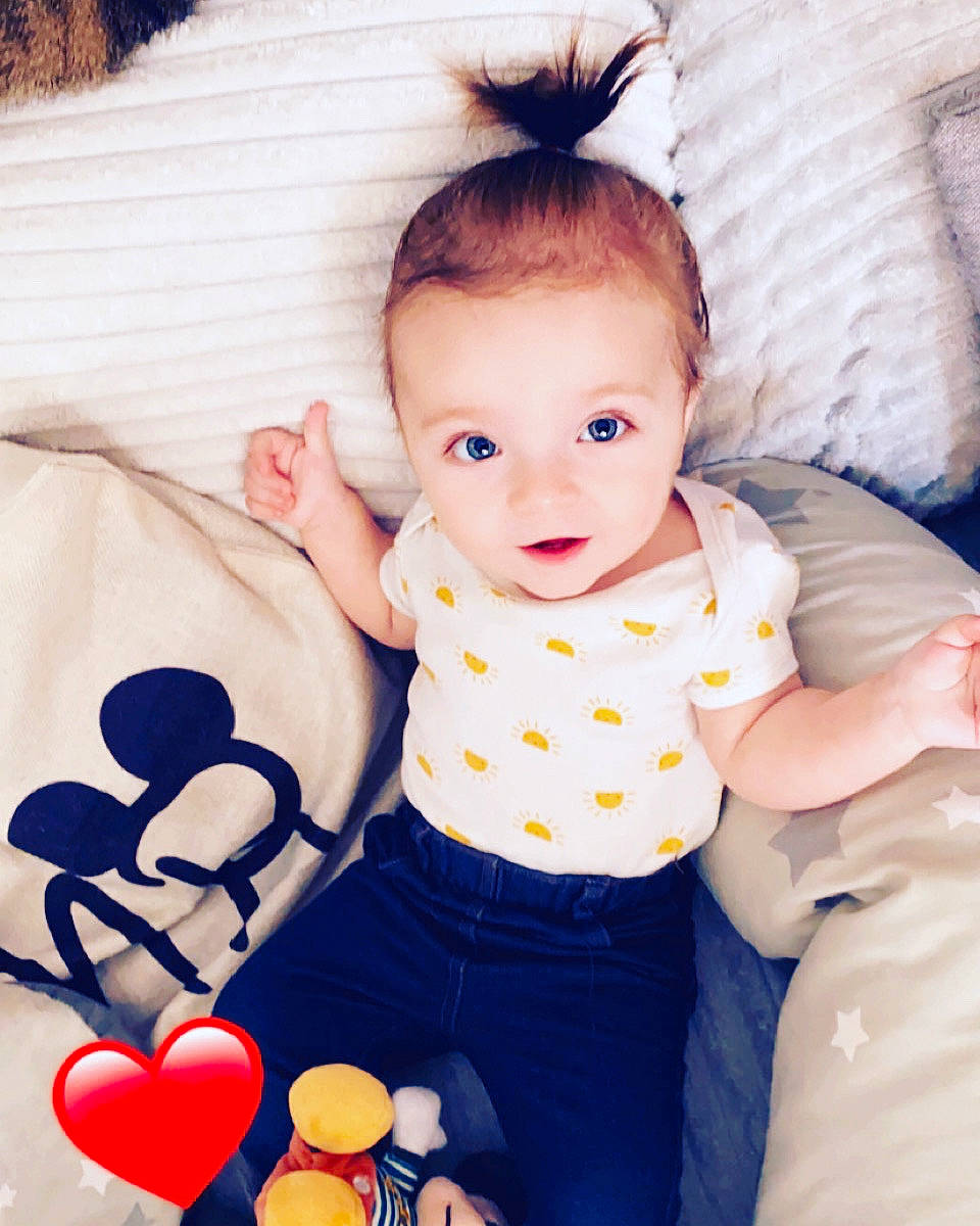 Giulia a rejoint le concours — aidez-le/la à gagner de superbes lots ! baby, baby_sleeping, baby_toddler_clothing, balloon, beauty, child, comfort, facial_expression, happy, linens, orange, organ, pattern, person, pink, product, skin, sleeve, textile, toddler