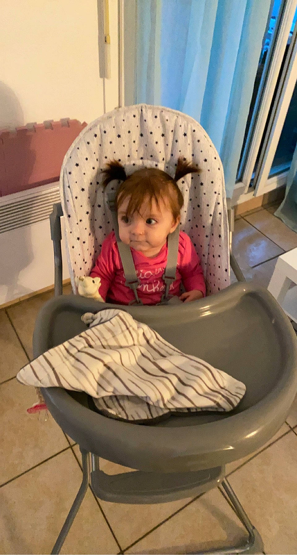 Giulia a rejoint le concours — aidez-le/la à gagner de superbes lots ! baby_products, baby_toddler_clothing, chair, child, cleanliness, comfort, curtain, flooring, fun, hardwood, leisure, person, room, sitting, sleeve, t_shirt, toddler, wood