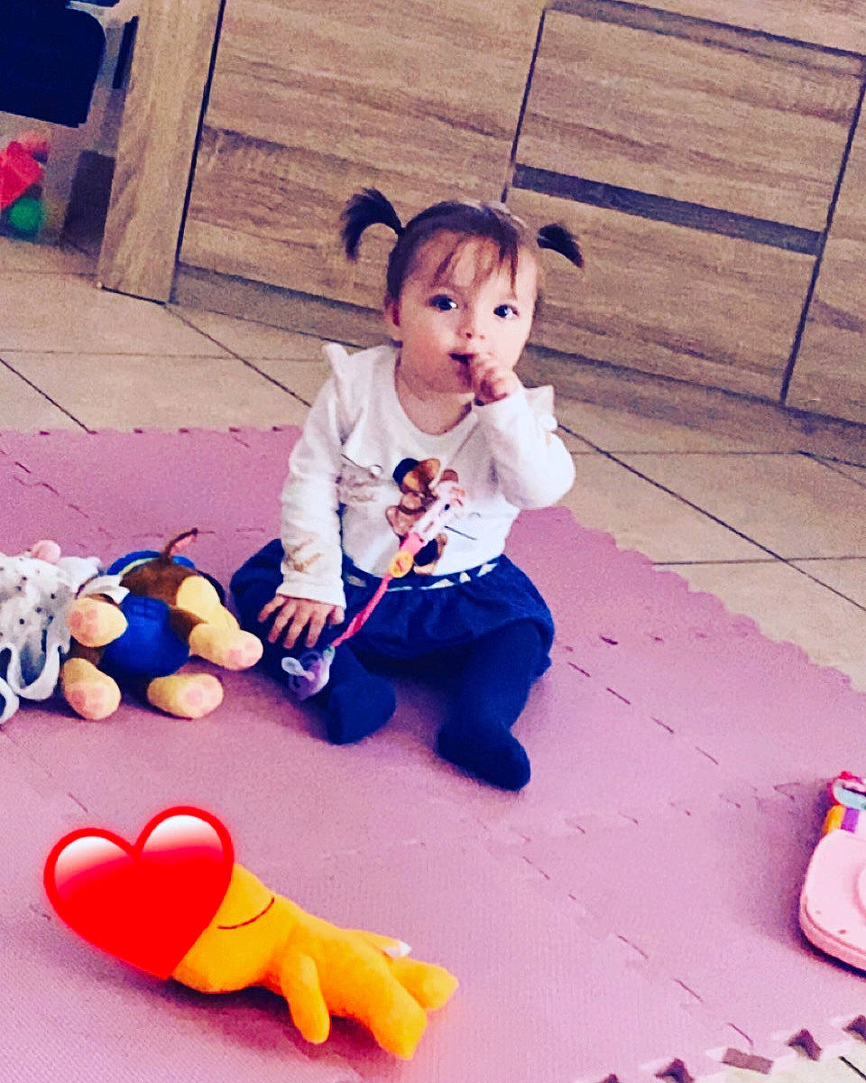 Giulia a rejoint le concours — aidez-le/la à gagner de superbes lots ! baby, baby_playing_with_toys, baby_products, baby_toddler_clothing, baby_toys, child, floor, flooring, foot, fun, happy, hardwood, leg, person, pink, play, purple, sitting, toddler, toy