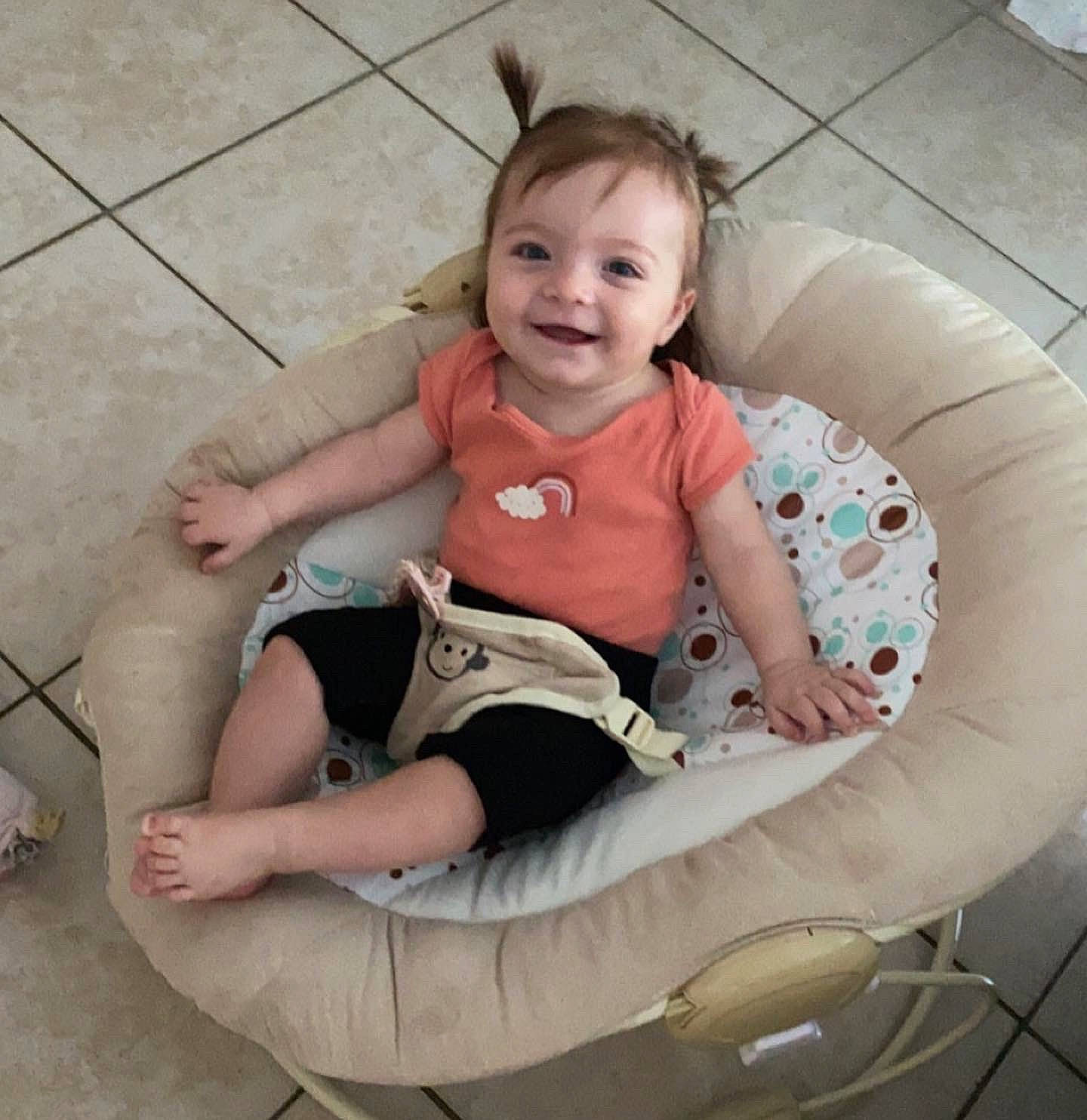 Giulia participe au concours pour gagner de l'argent avec cette photo : arm, baby, baby_products, baby_toddler_clothing, chair, circle, comfort, foot, fun, happy, human_leg, joy, knee, lap, leg, leisure, person, sandal, sitting, smile
