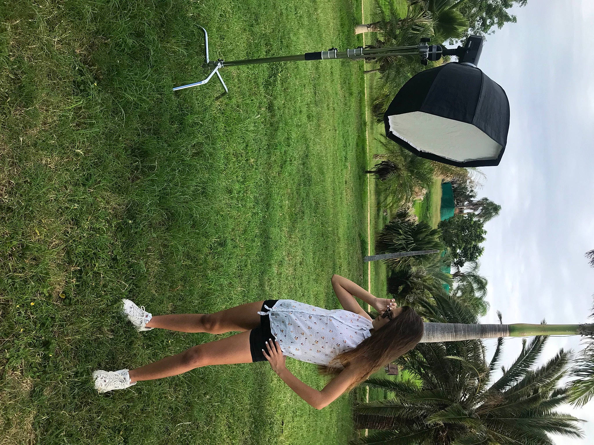 Inara a rejoint le concours — aidez-le/la à gagner de superbes lots ! ankle, arecales, elbow, grass, human_leg, lawn, leisure, palm_tree, people_in_nature, person, shade, summer, sunlight, tints_and_shades, tropics, waist, woody_plant, yard