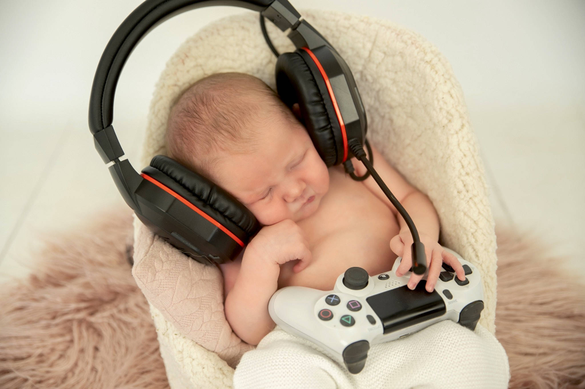 Roxanne a rejoint le concours — aidez-le/la à gagner de superbes lots ! arm, audio_equipment, baby, comfort, ear, electronic_device, eye, eyelash, gadget, game_controller, hair, head, headphones, hearing, human_body, output_device, peripheral, person, personal_protective_equipment, technology