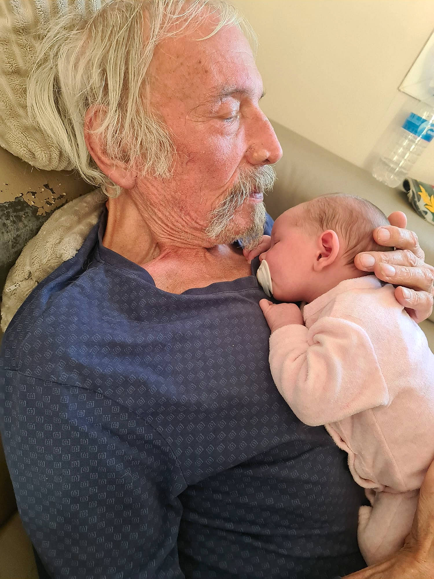 Roxanne a rejoint le concours — aidez-le/la à gagner de superbes lots ! baby, cheek, child, comfort, ear, event, eye, fun, gesture, happy, home_appliance, mouth, nose, person, plastic_bottle, sitting, skin, toddler, vacation, water_bottle