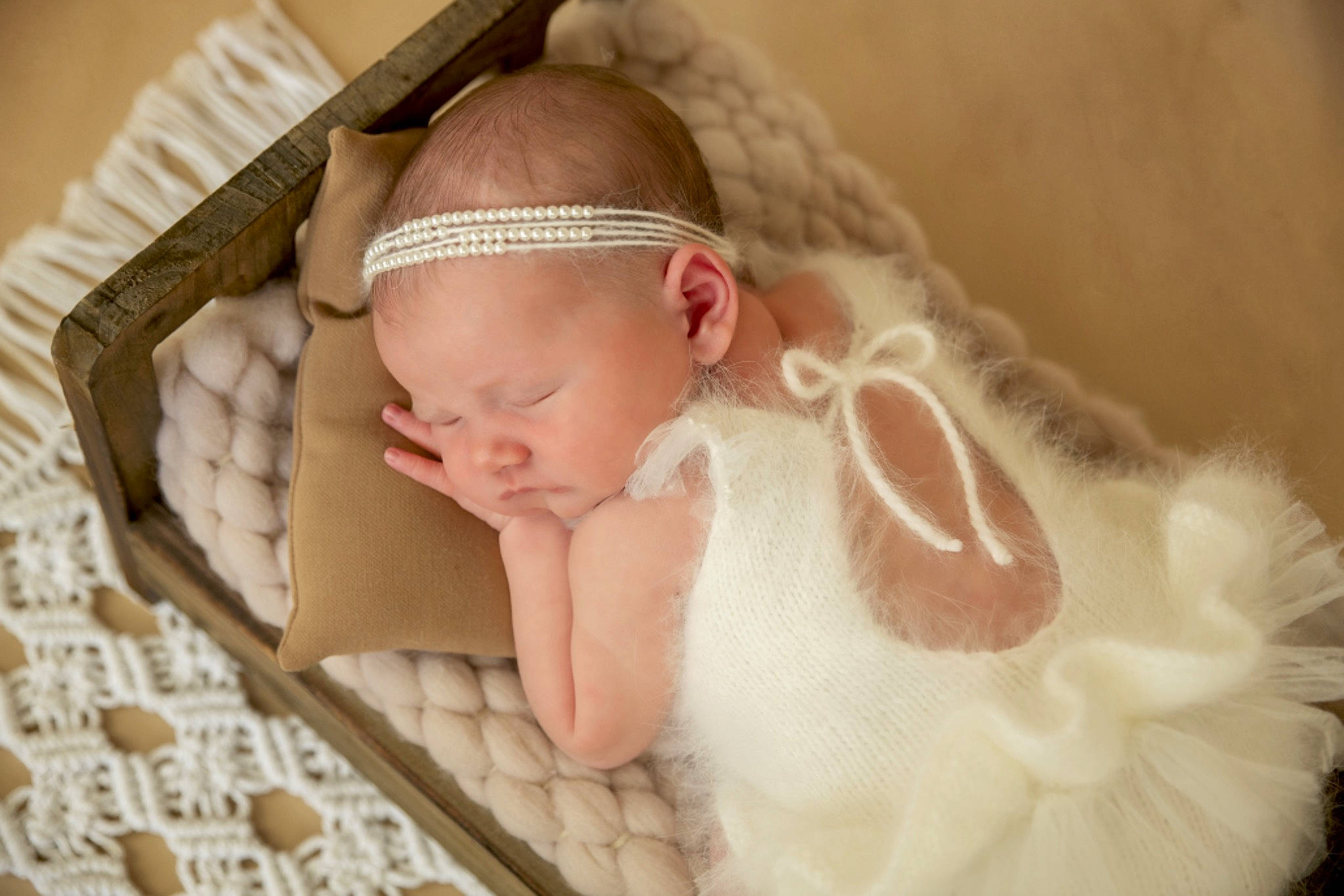 Roxanne a rejoint le concours — aidez-le/la à gagner de superbes lots ! baby, baby_products, baby_sleeping, baby_toddler_clothing, child, comfort, fashion_accessory, flooring, grass, hair_accessory, headband, linens, pattern, peach, person, portrait_photography, room, skin, toddler, wood