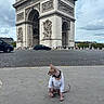 Osiris participe au concours pour gagner de l'argent avec cette photo : cat, hairless_cat, sphynx_cat, sweater, collar, outdoor, paris, arc_de_triomphe, landmark, architecture, monument, city, street, cobblestone, cars, tourists, cloudy_sky, travel, pet, sitting