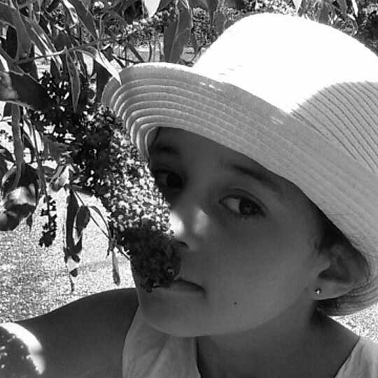 Assyia participe au concours pour gagner de l'argent avec cette photo : black, black_and_white, child, eye, fun, girl, headgear, monochrome, monochrome_photography, photograph, photography, plant, portrait, portrait_photography, smile, tree