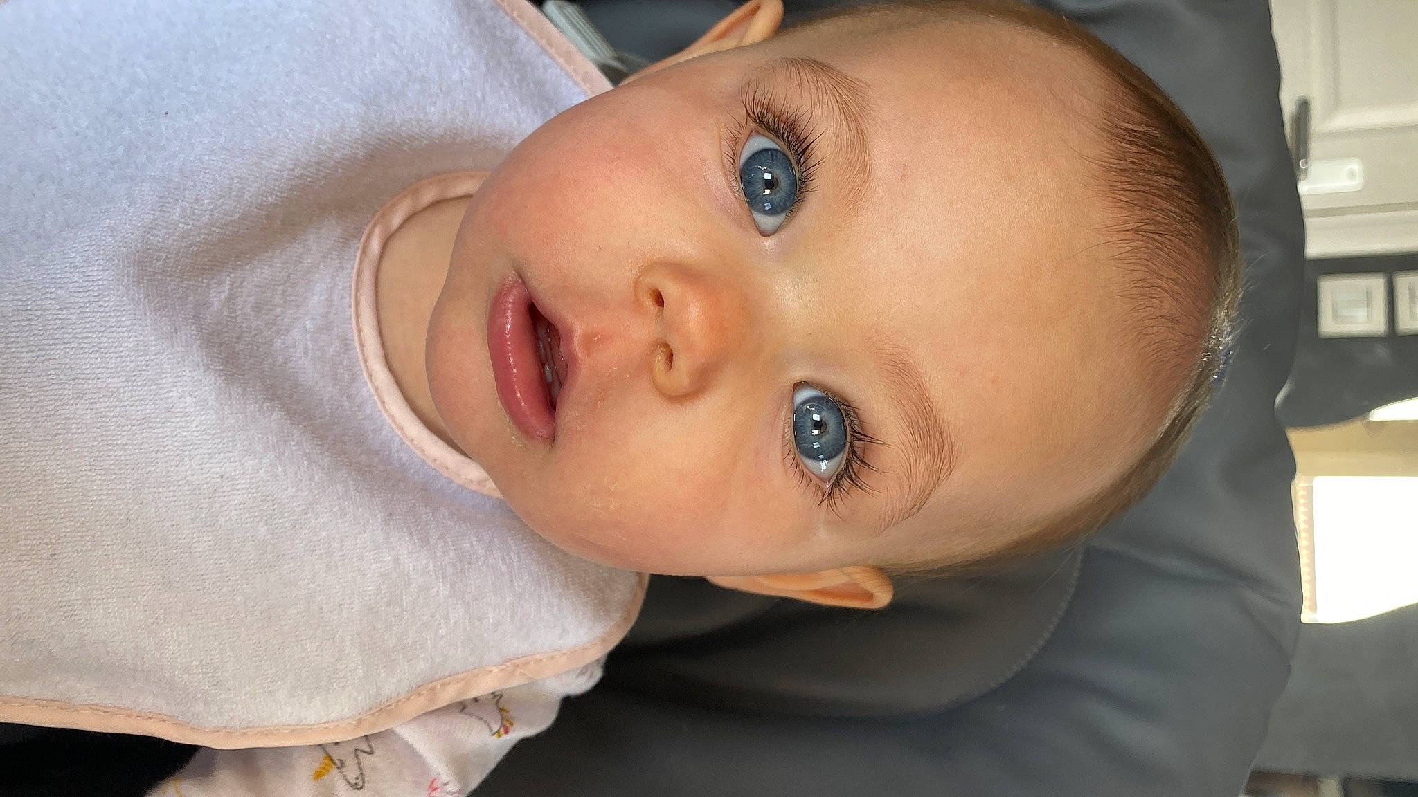 Léna a rejoint le concours — aidez-le/la à gagner de superbes lots ! baby, baby_toddler_clothing, cheek, child, ear, eye, eyebrow, eyelash, fun, happy, human_body, iris, lip, mouth, neck, no_expression, nose, person, portrait_photography, skin