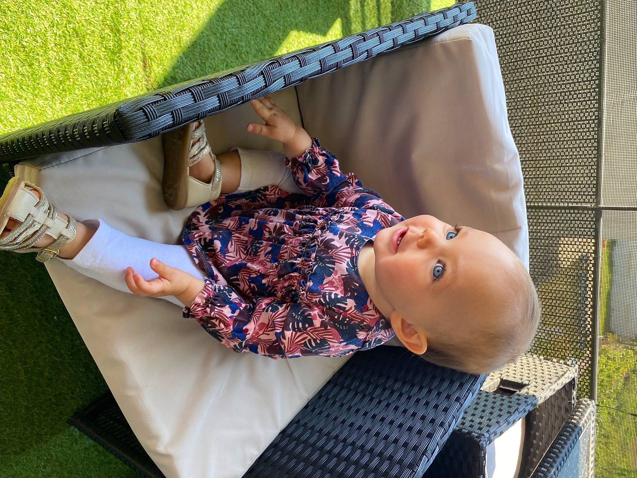 Léna a rejoint le concours — aidez-le/la à gagner de superbes lots ! baby, baby_products, baby_safety, baby_toddler_clothing, child, comfort, foot, grass, human_leg, leisure, linens, outdoor_furniture, pattern, person, plant, sitting, textile, toddler, tree, wood