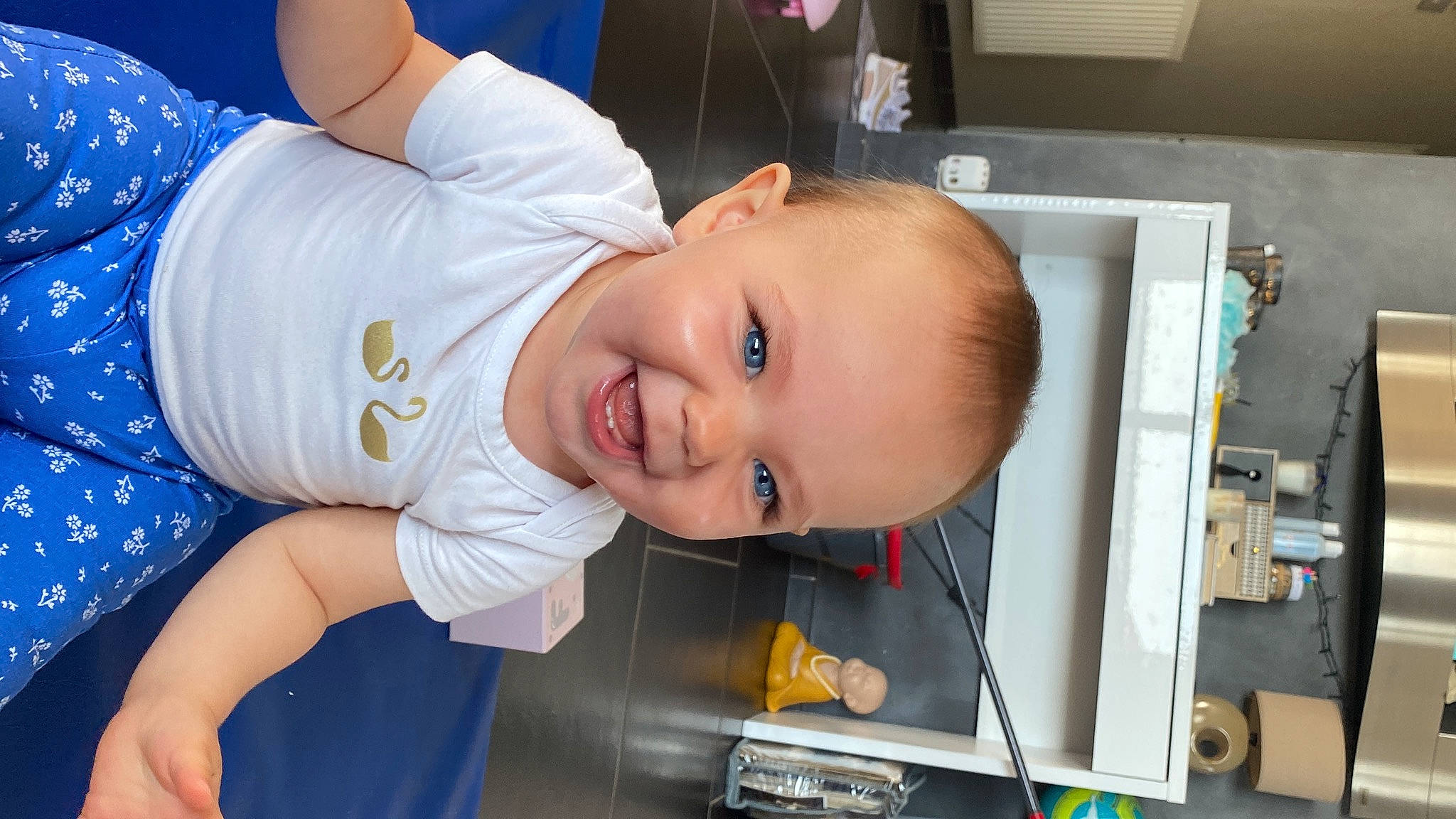 Léna a rejoint le concours — aidez-le/la à gagner de superbes lots ! baby, baby_products, baby_toddler_clothing, child, elbow, electric_blue, fun, happy, machine, mouth, person, room, smile, t_shirt, toddler, vacation