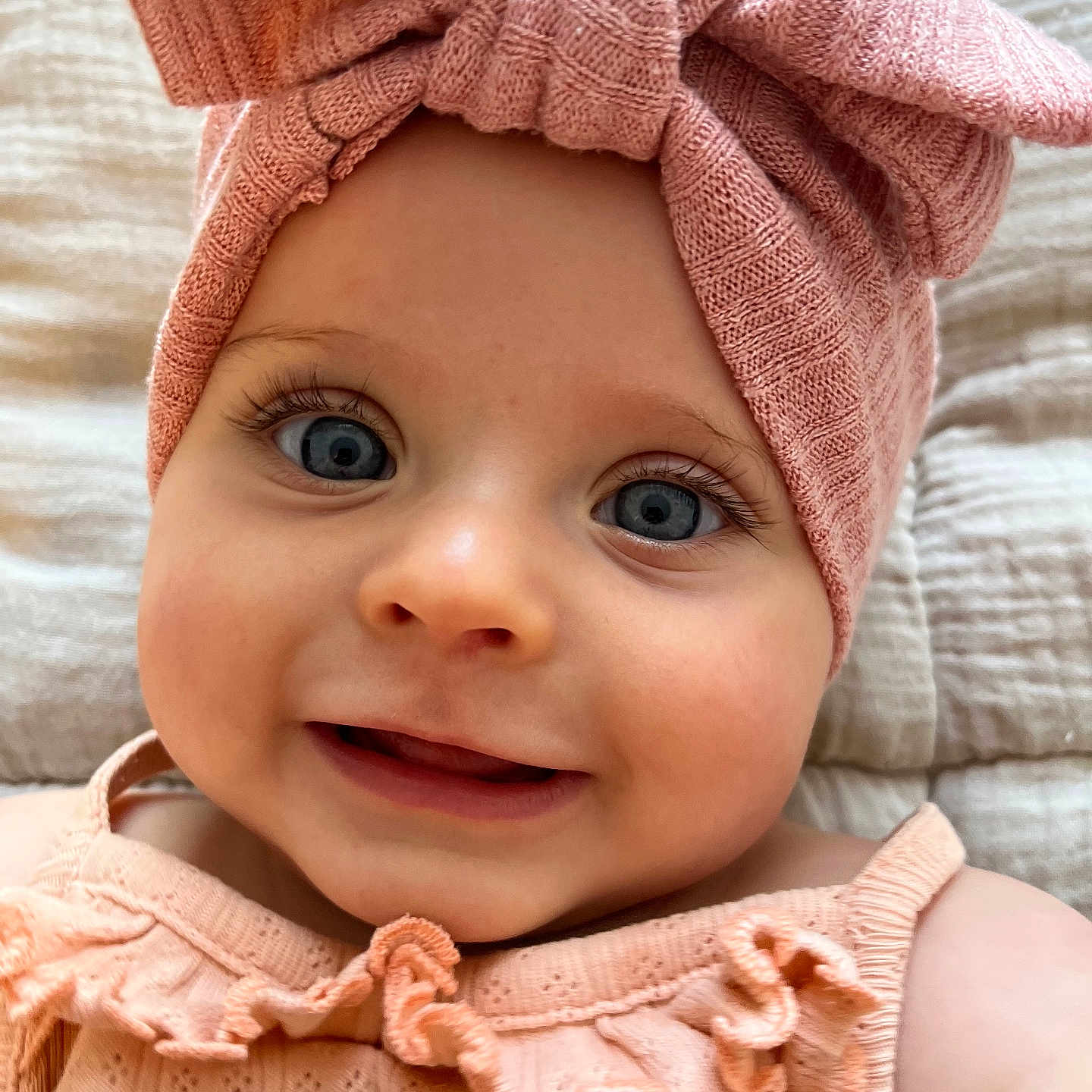 Kascillia a rejoint le concours — aidez-le/la à gagner de superbes lots ! baby, blanket, blue_eyes, bow, child, close_up, clothing, cute, face, happy, headband, infant, knitted, pink, portrait, ruffles, skin, smile, soft_texture, young_child