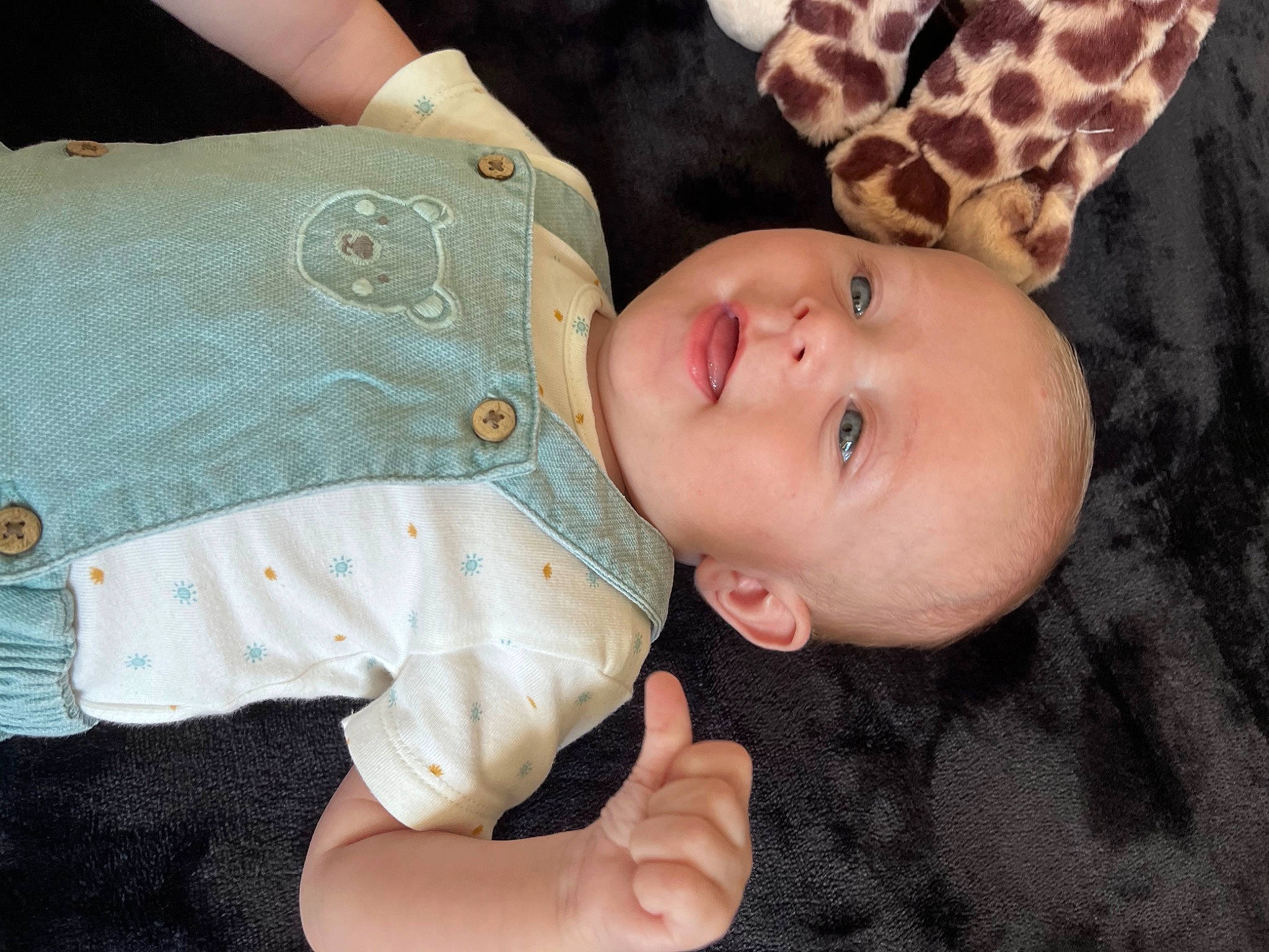 Tom a rejoint le concours — aidez-le/la à gagner de superbes lots ! baby, baby_products, baby_toddler_clothing, button, cheek, child, comfort, finger, grass, mammal, pattern, person, sitting, skin, sleeve, toddler, wood