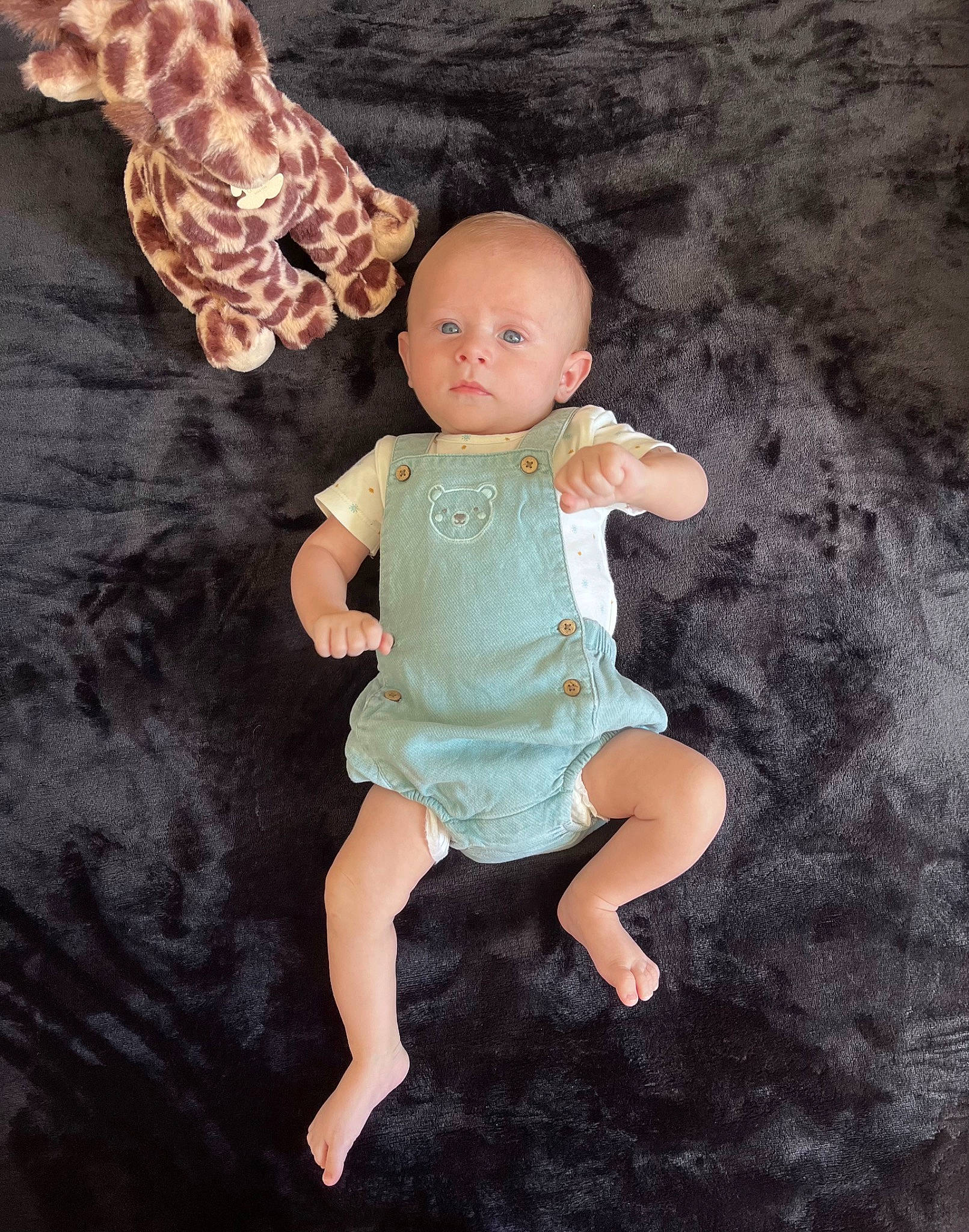 Tom participe au concours pour gagner de l'argent avec cette photo : baby, baby_toddler_clothing, barefoot, child, eye, finger, flash_photography, foot, fun, gesture, hand, happy, human_body, human_leg, pattern, people_in_nature, person, sitting, sleeve, t_shirt