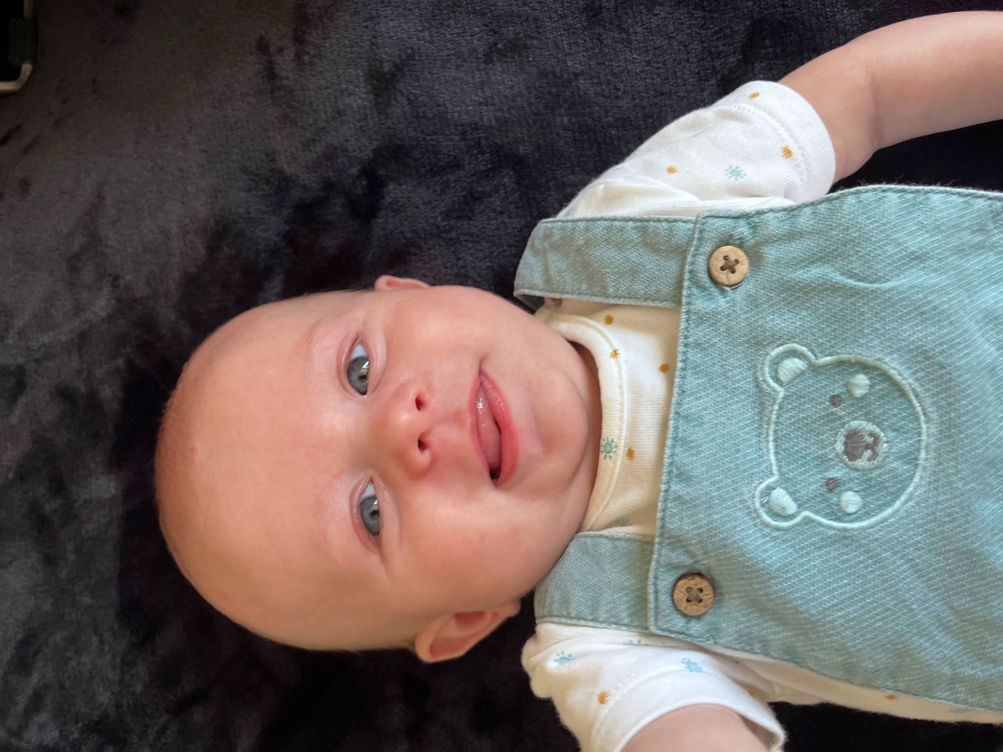 Tom a rejoint le concours — aidez-le/la à gagner de superbes lots ! baby, baby_toddler_clothing, button, cheek, child, denim, eyelash, finger, gesture, hand, hat, nail, nose, pattern, person, skin, sleeve, smile, toddler, wood