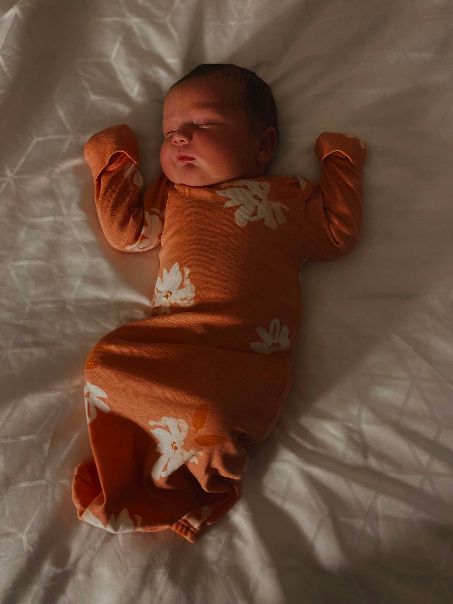 Scarlett is registered to the contest to win money with this photo: abdomen, arm, baby, barefoot, comfort, elbow, eye, foot, gesture, hand, human_leg, knee, neck, person, shoulder, sleeve, stomach, thigh, thumb, toddler