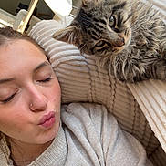 Luffy participe au concours pour gagner de l'argent avec cette photo : woman, cat, indoor, couch, pillow, cozy, relaxed, tabby_cat, sweater, snuggling, puckered_lips, closed_eyes, sunlight, furniture, home, pet, cute, closeup, portrait, resting
