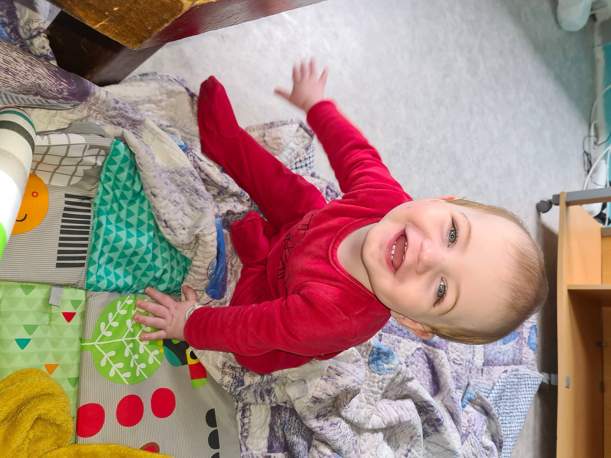 Graziello participe au concours pour gagner de l'argent avec cette photo : art, box, child, child_art, craft, flooring, fun, hand, happy, holiday, joy, leisure, linens, pattern, person, play, room, smile, toddler, tree