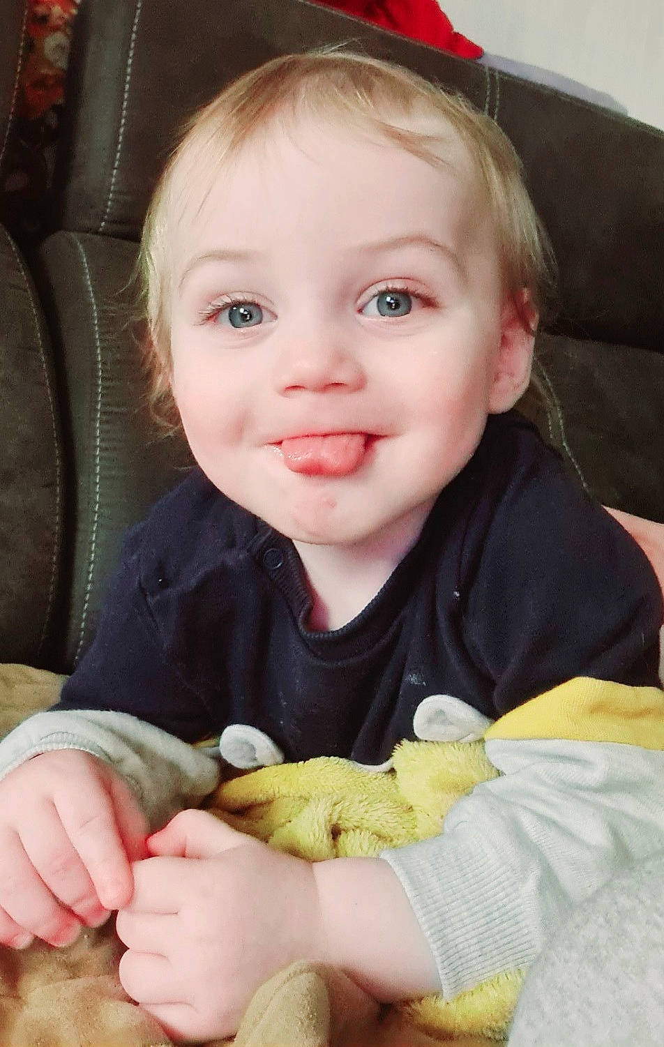 Graziello a rejoint le concours — aidez-le/la à gagner de superbes lots ! baby_toddler_clothing, cheek, chin, comfort, eye, face, facial_expression, finger, gesture, hairstyle, head, iris, joy, mammal, mouth, nose, person, product, skin, sleeve