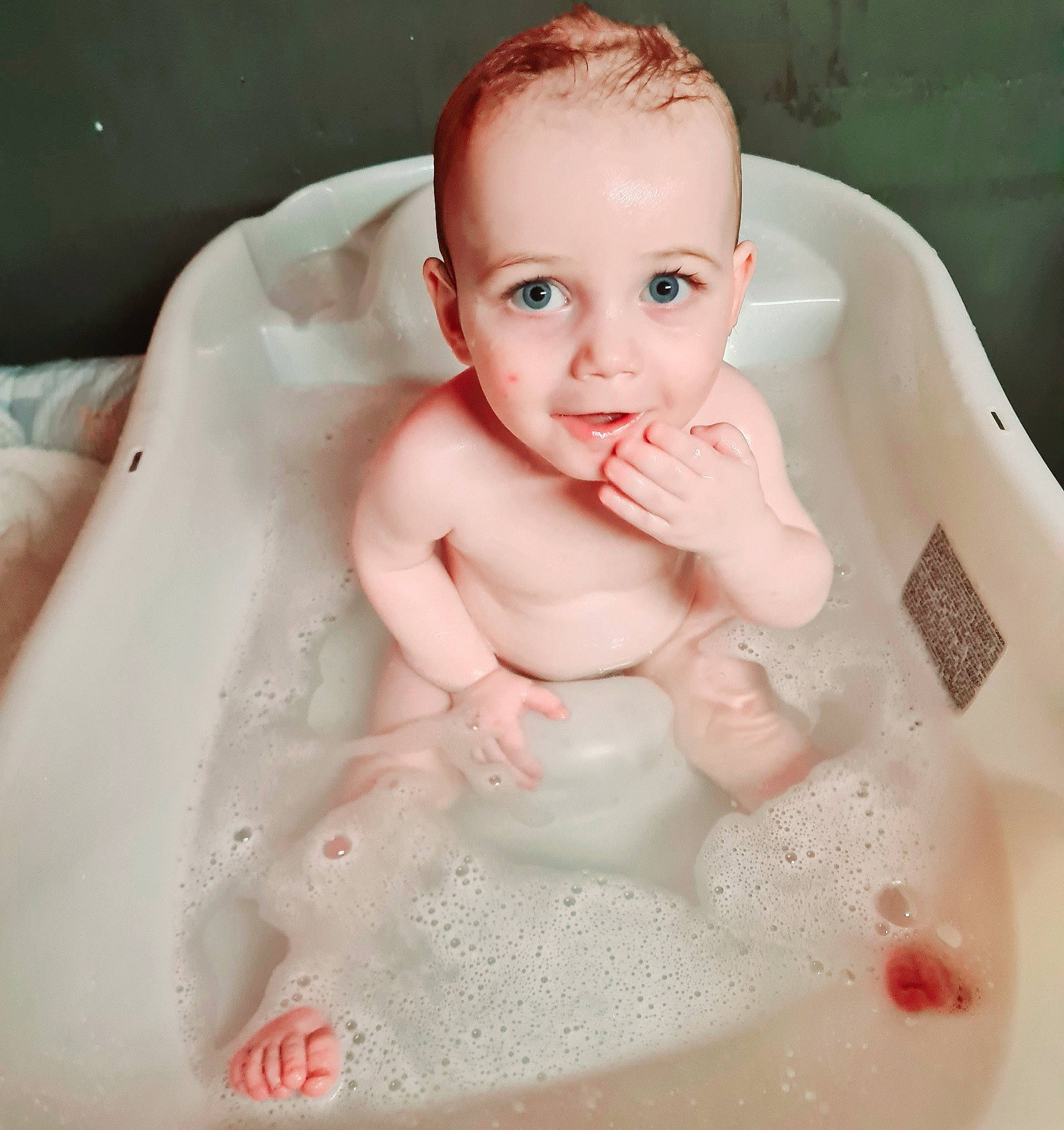 Graziello participe au concours pour gagner de l'argent avec cette photo : baby, baby_bathing, baby_products, baby_safety, bathing, bathtub, cheek, chest, eye, eyebrow, eyelash, fluid, hand, head, iris, jaw, person, skin, stomach, thumb