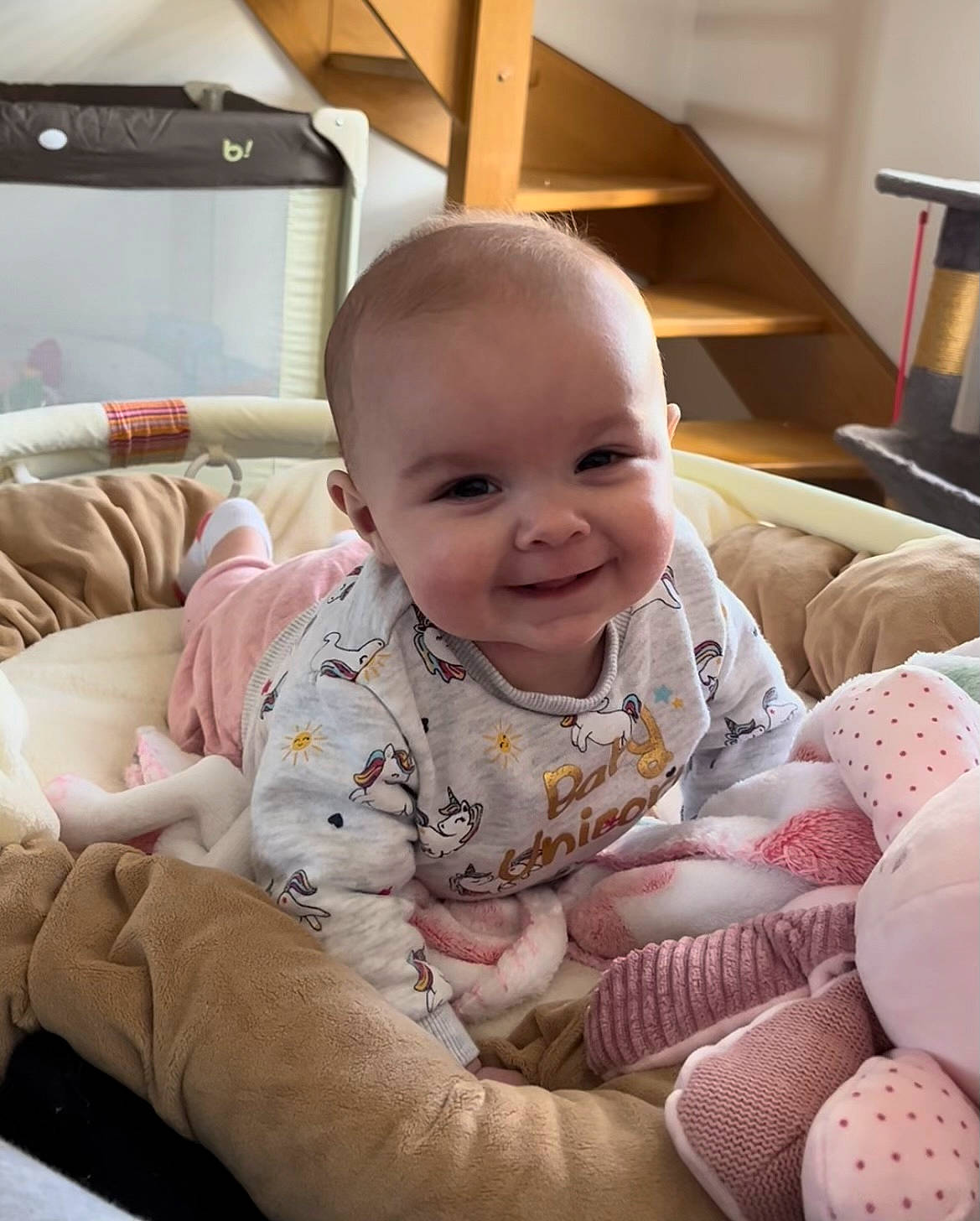 Emma a rejoint le concours — aidez-le/la à gagner de superbes lots ! arm, baby, baby_toddler_clothing, cheek, child, comfort, finger, flooring, fun, happy, head, iris, joy, lap, mouth, person, sitting, skin, smile, thumb