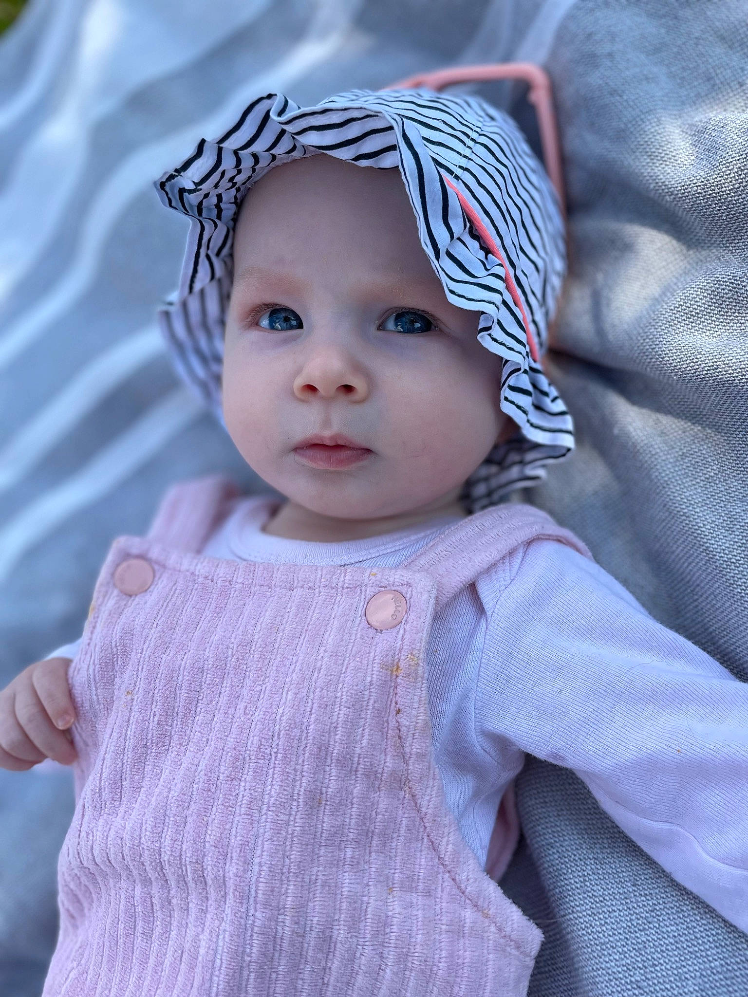 Mia a rejoint le concours — aidez-le/la à gagner de superbes lots ! baby, baby_toddler_clothing, blue, cap, child, electric_blue, eye, eyelash, grey, happy, head, headgear, headwear, human_body, iris, lip, organ, people, person, skin
