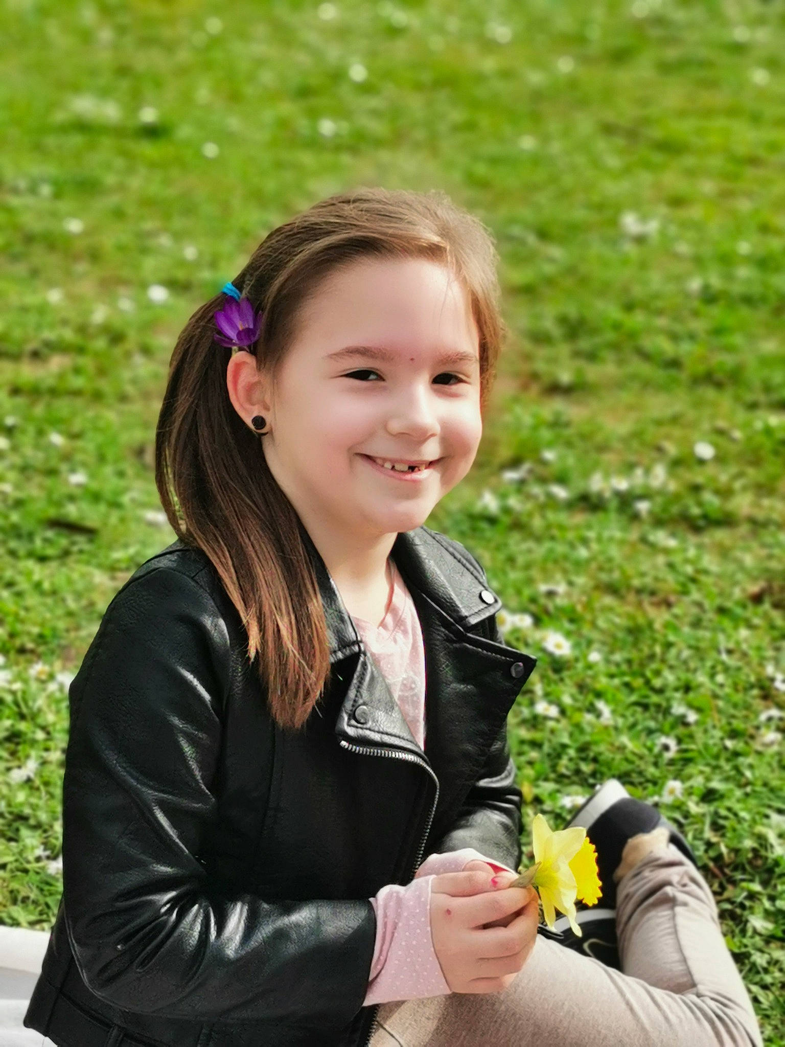 Lissana participe au concours pour gagner de l'argent avec cette photo : audio_equipment, beauty, botany, brown_hair, camera, fun, grass, grassland, hand, handbag, happy, jewellery, joy, leisure, lip, outerwear, people_in_nature, person, plant, recreation