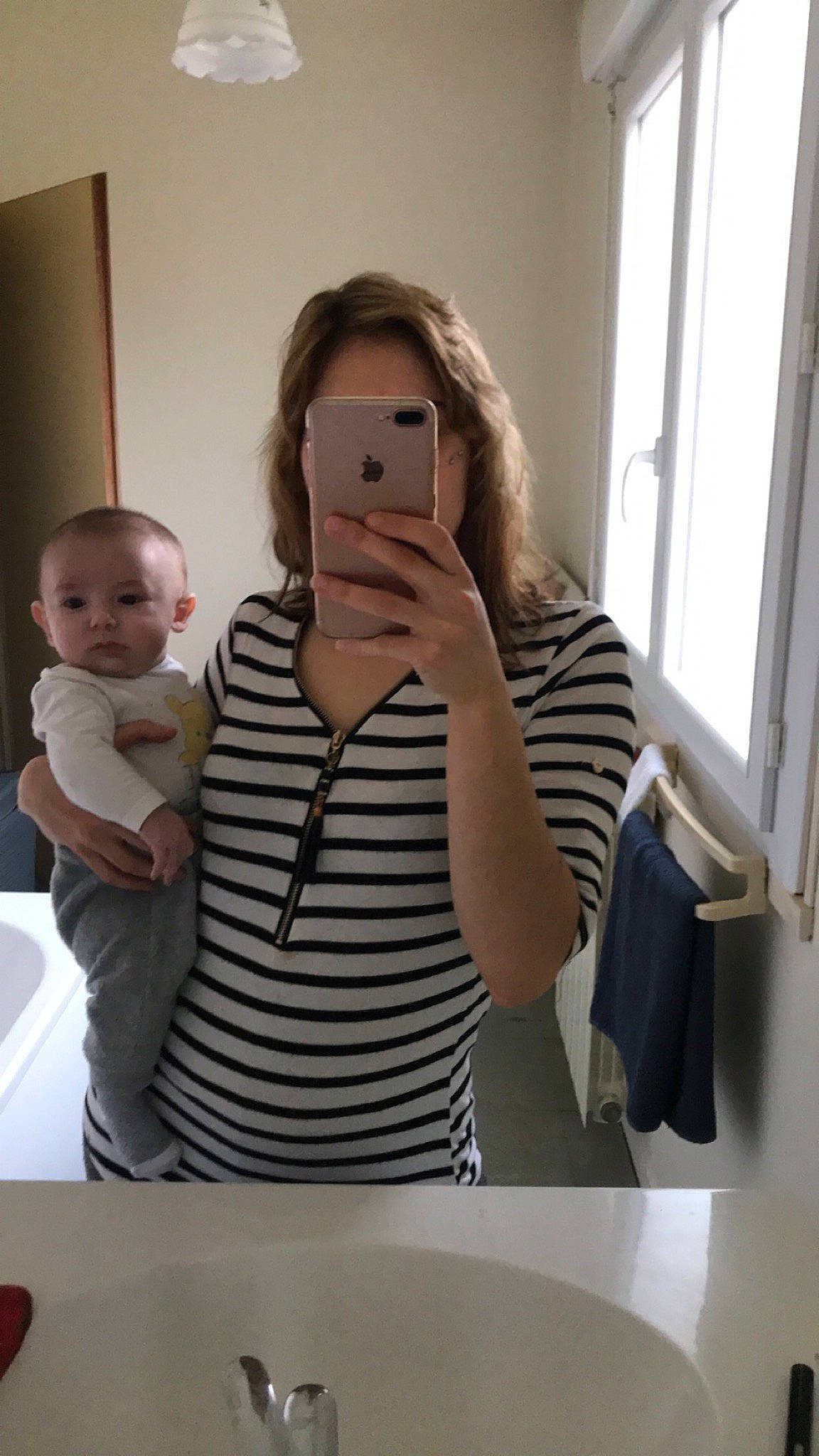Matthis participe au concours pour gagner de l'argent avec cette photo : child, face, finger, gesture, head, interior_design, mirror, nose, person, reflection, toddler