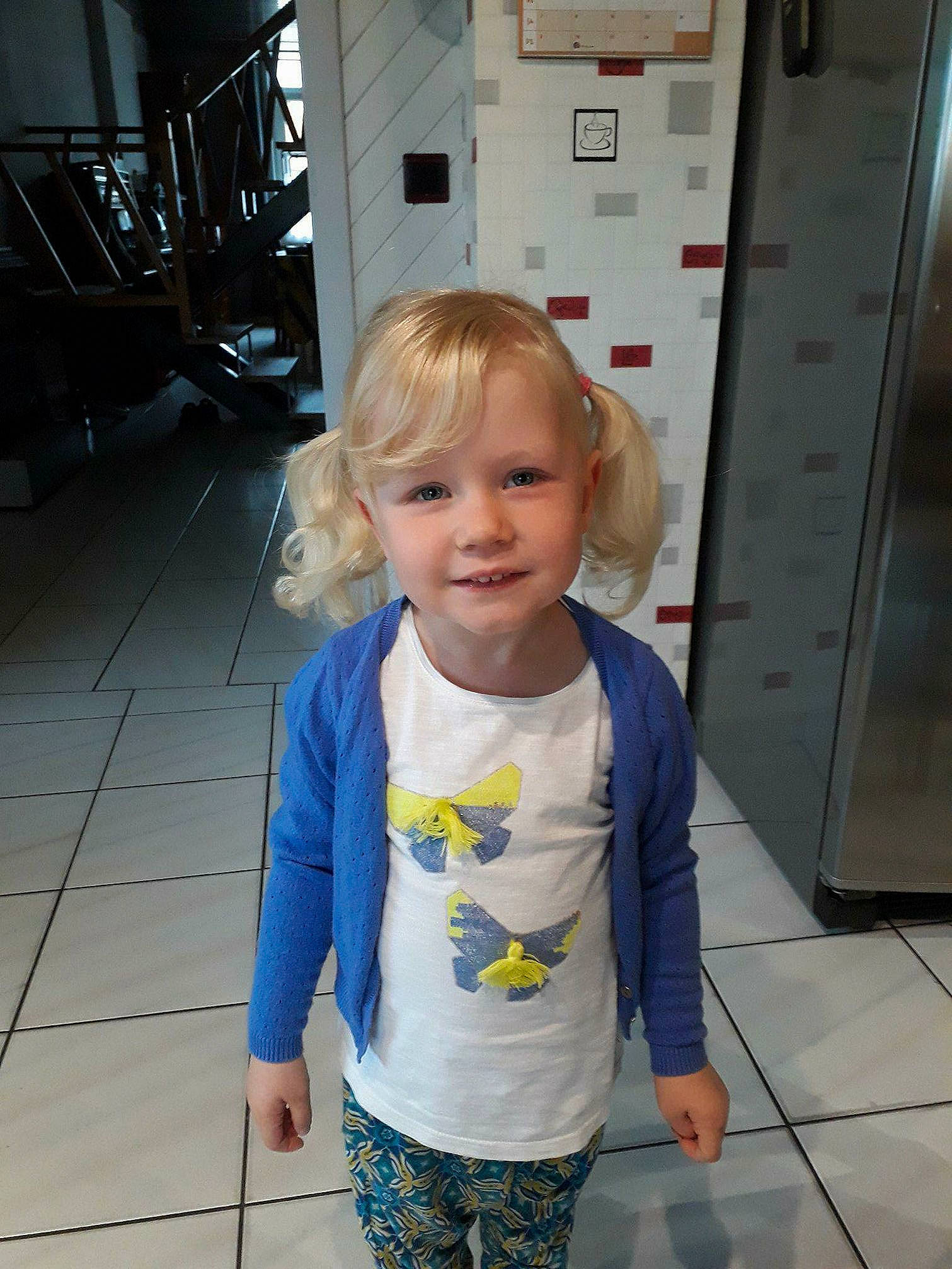 Jade participe au concours pour gagner de l'argent avec cette photo : blond, blue, boy, child, cool, day, fun, girl, hair, hairstyle, human_hair_color, organ, outerwear, person, product, skin, smile, standing, t_shirt, textile