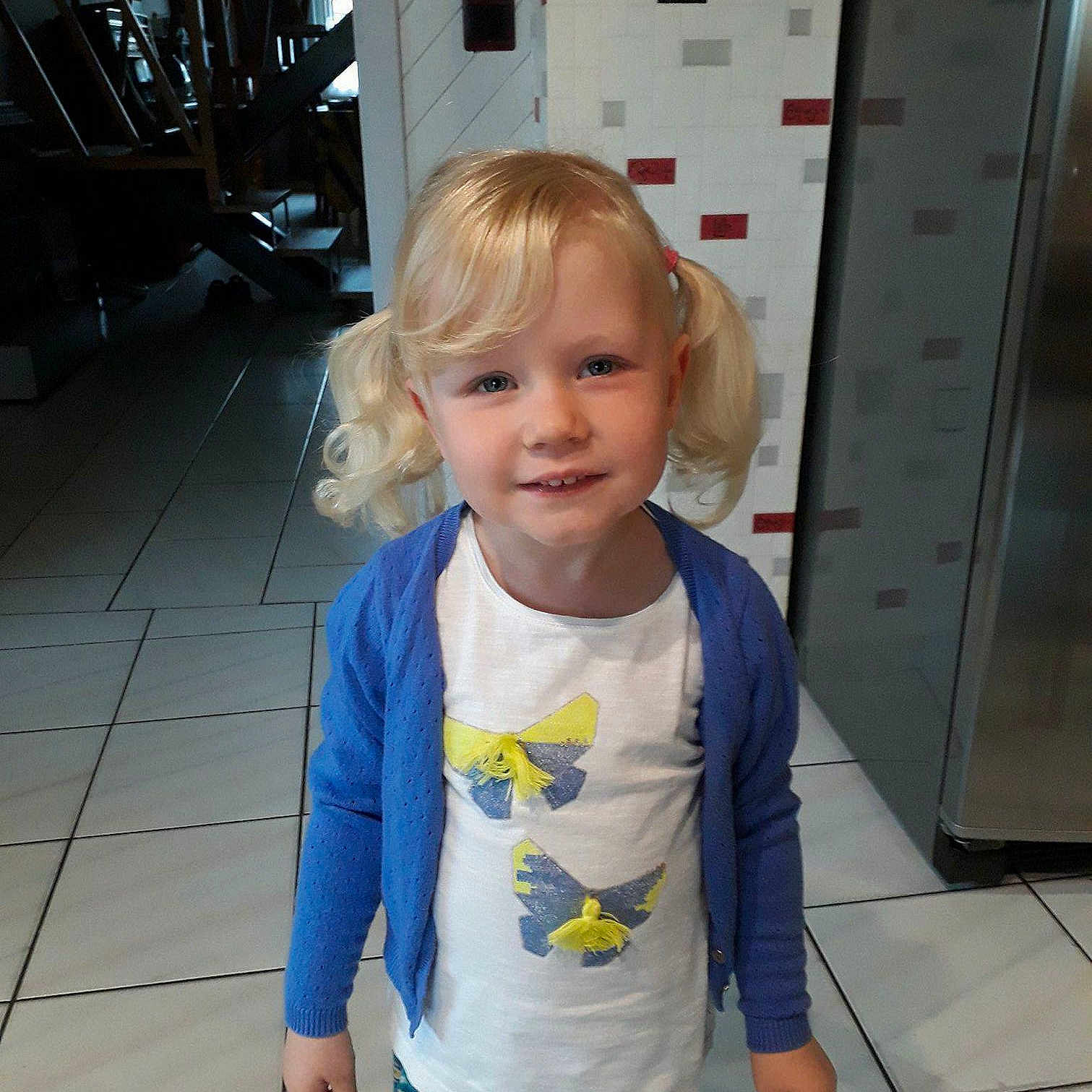 Jade participe au concours pour gagner de l'argent avec cette photo : blond, blue, boy, child, cool, day, fun, girl, hair, hairstyle, human_hair_color, organ, outerwear, person, product, skin, smile, standing, t_shirt, textile