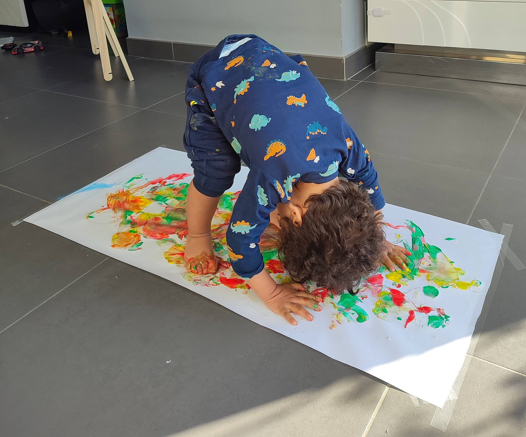 Hayden a rejoint le concours — aidez-le/la à gagner de superbes lots ! child, floor, flooring, fun, houseplant, human_leg, knee, kneeling, leisure, paint, pattern, person, play, rectangle, room, visual_arts, wood