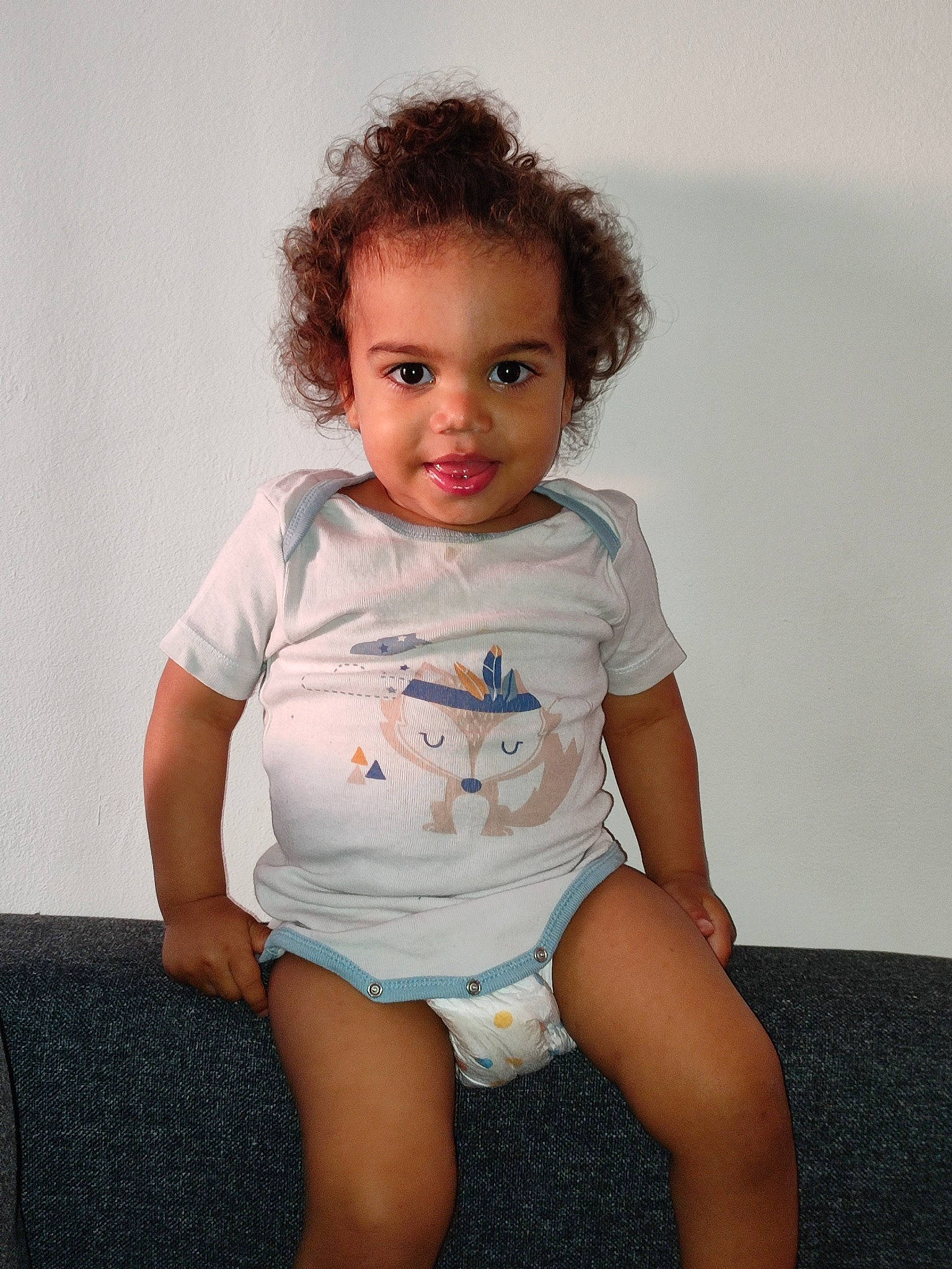 Hayden participe au concours pour gagner de l'argent avec cette photo : arm, baby_toddler_clothing, cheek, chin, elbow, facial_expression, finger, flash_photography, hand, human_body, joint, joy, knee, leg, neck, person, shoulder, skin, sleeve, stomach