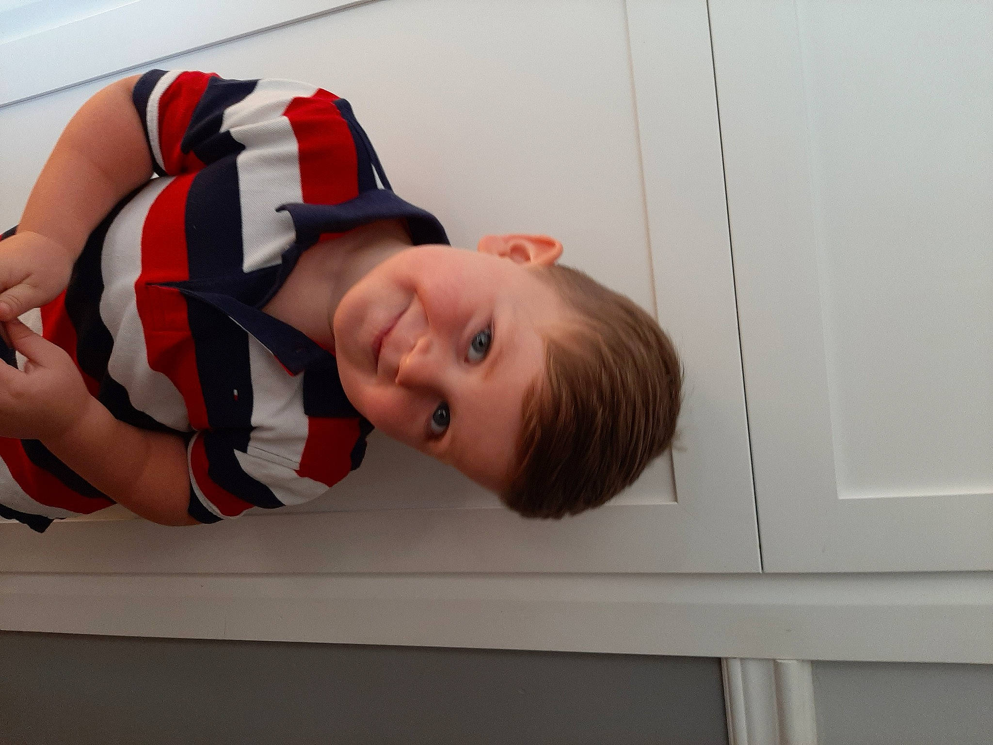 Alexis participe au concours pour gagner de l'argent avec cette photo : baby, baby_toddler_clothing, carmine, child, costume, face, fictional_character, flooring, fun, happy, hat, joy, knee, person, personal_protective_equipment, room, sitting, smile, thigh, toddler