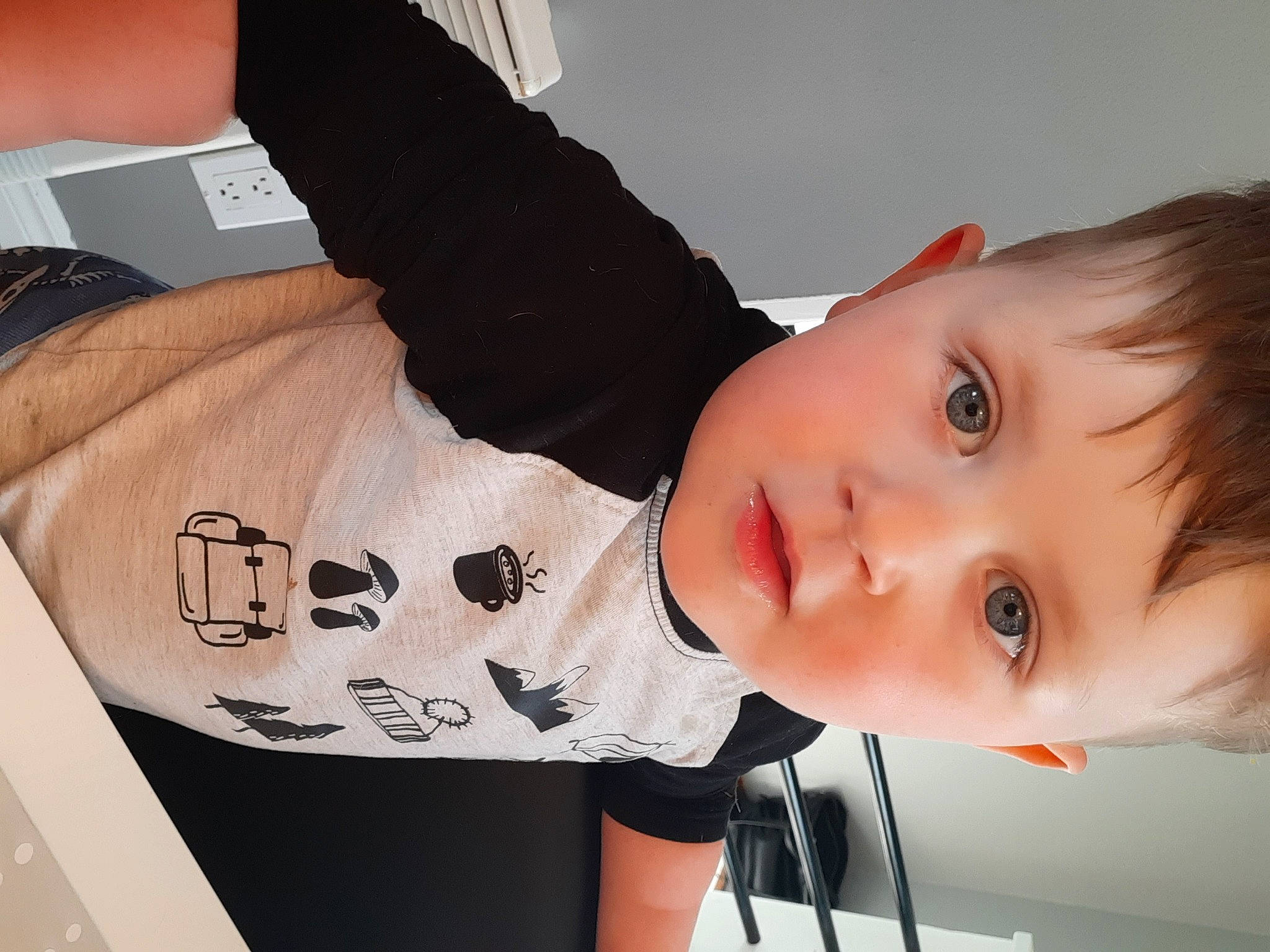 Alexis a rejoint le concours — aidez-le/la à gagner de superbes lots ! bangs, black_hair, cheek, chest, elbow, eyebrow, eyelash, finger, flash_photography, gesture, happy, joint, knee, lip, neck, person, shoulder, sleeve, t_shirt, toddler