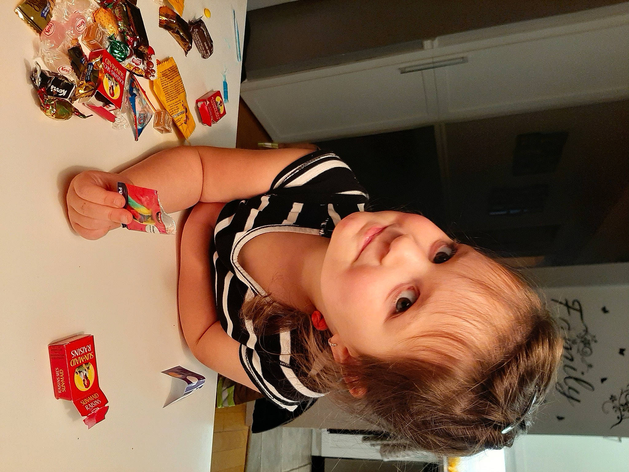 Maeva participe au concours pour gagner de l'argent avec cette photo : arm, art, automotive_design, chest, elbow, eyelash, fashion_design, flesh, fun, gesture, human_body, human_leg, joy, knee, neck, orange, person, room, smile, thigh