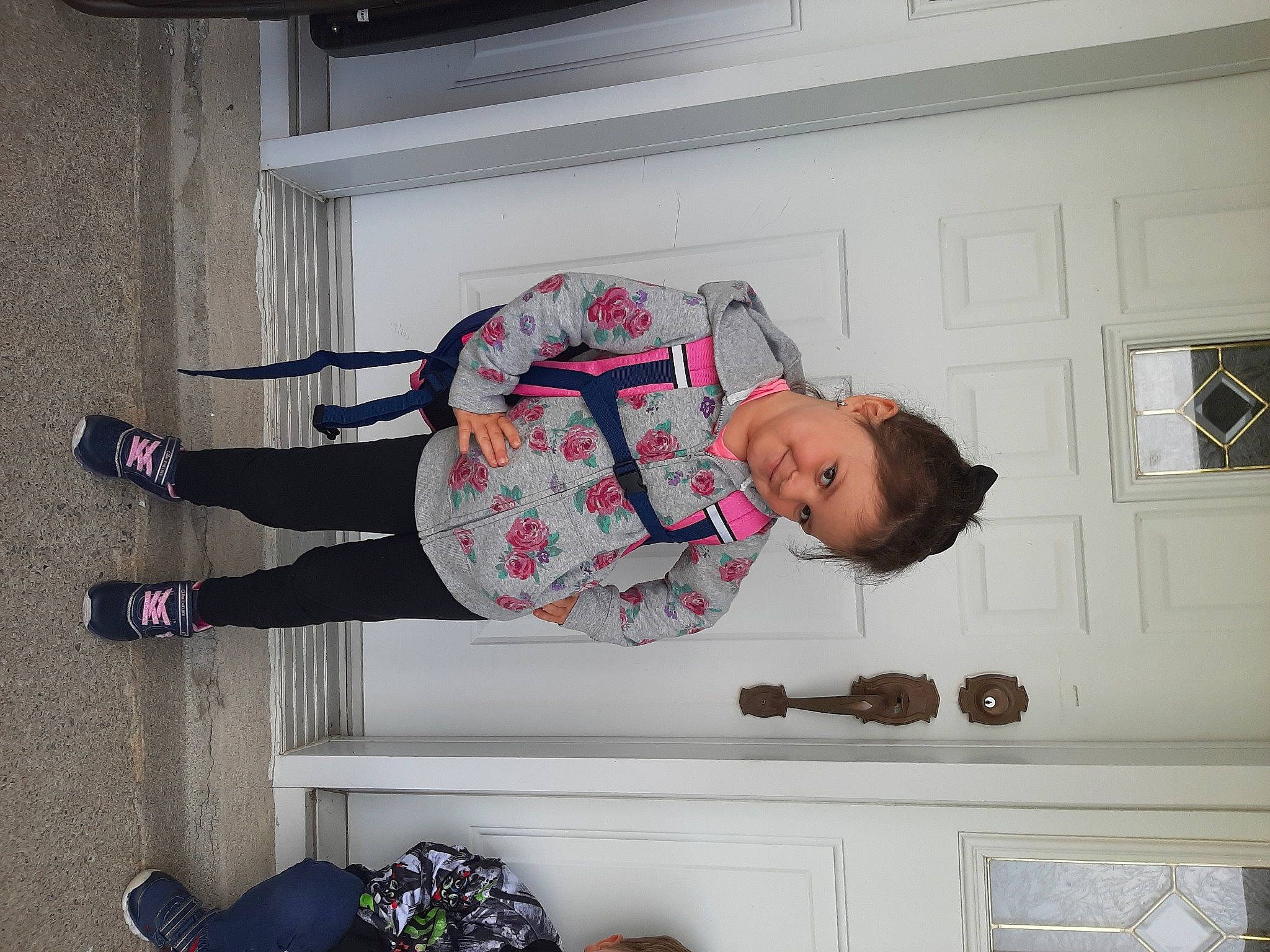 Maeva participe au concours pour gagner de l'argent avec cette photo : boot, child, comfort, door, flooring, fun, house, human_leg, joy, knee, outdoor_shoe, person, room, shoe, sleeve, street_fashion, thigh, toddler, walking_shoe, white