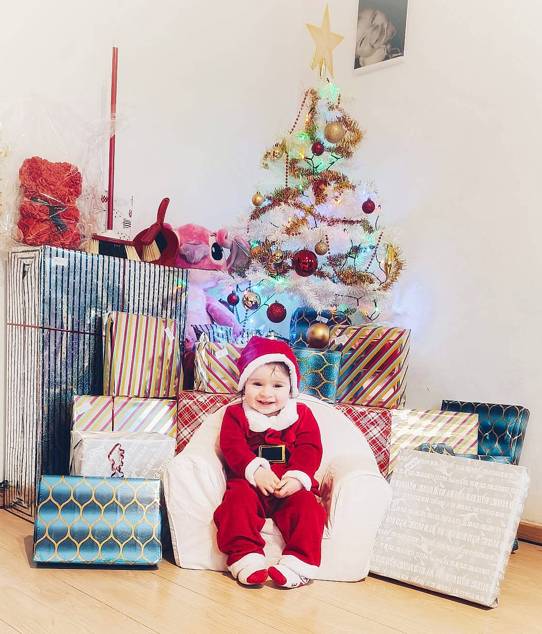 Clémence participe au concours pour gagner de l'argent avec cette photo : child, christmas, christmas_decoration, christmas_eve, christmas_ornament, christmas_tree, event, fun, happy, hat, headwear, holiday, holiday_ornament, interior_design, joy, magenta, ornament, person, room, sitting