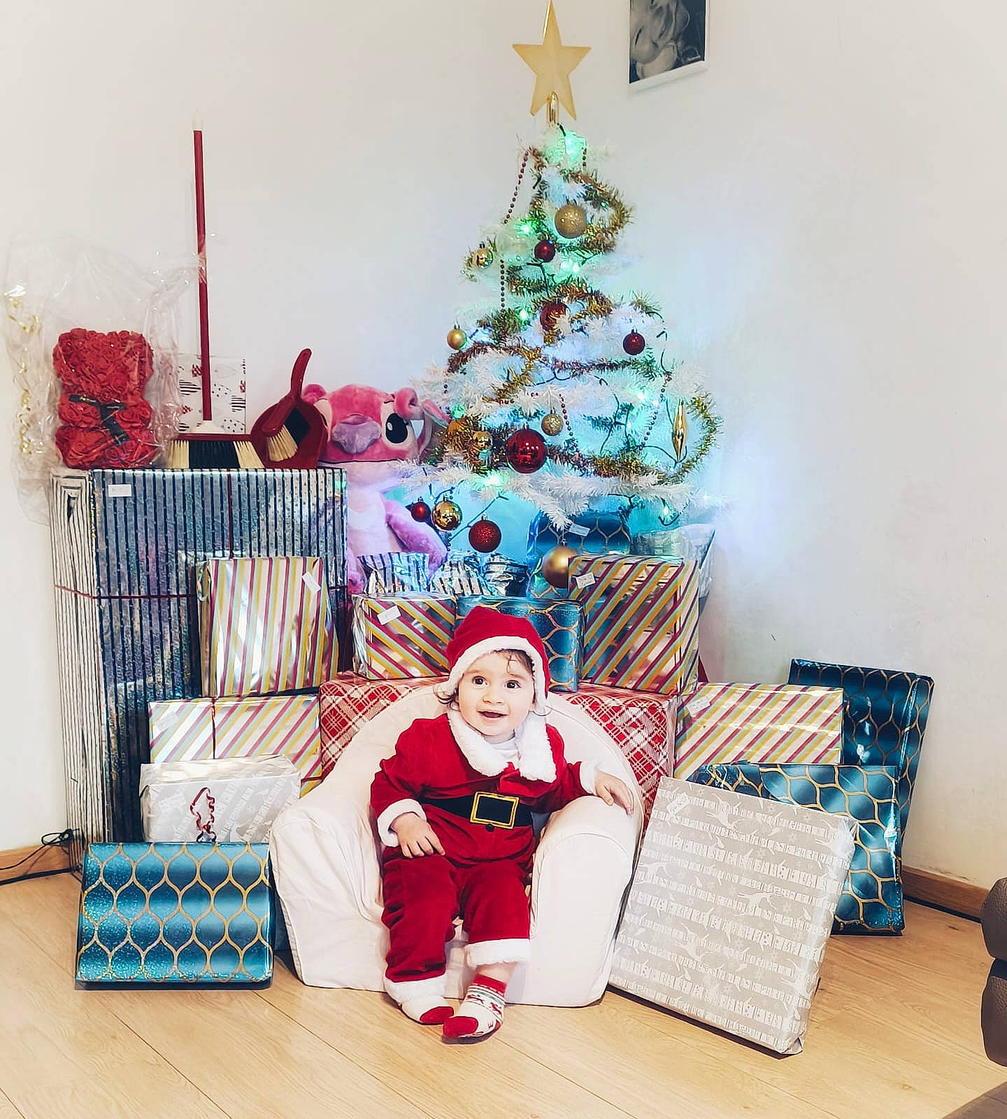 Clémence a rejoint le concours — aidez-le/la à gagner de superbes lots ! christmas, christmas_decoration, christmas_eve, christmas_ornament, christmas_tree, conifer, event, happy, headwear, holiday, holiday_ornament, home, interior_design, joy, living_room, ornament, person, room, sitting, tree