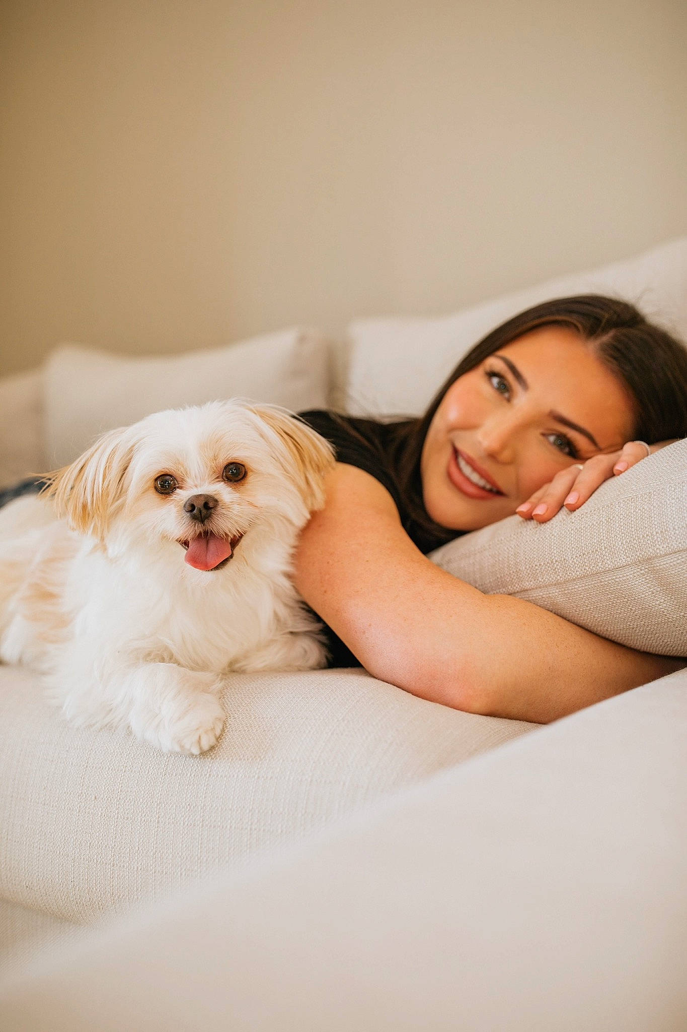 Jazzie is registered to the contest to win money with this photo: arm, carnivore, chair, comfort, companion_dog, dog, dog_breed, flash_photography, fur, hair, happy, head, human_body, human_leg, leg, shoulder, skin, smile, sunglasses, toy_dog