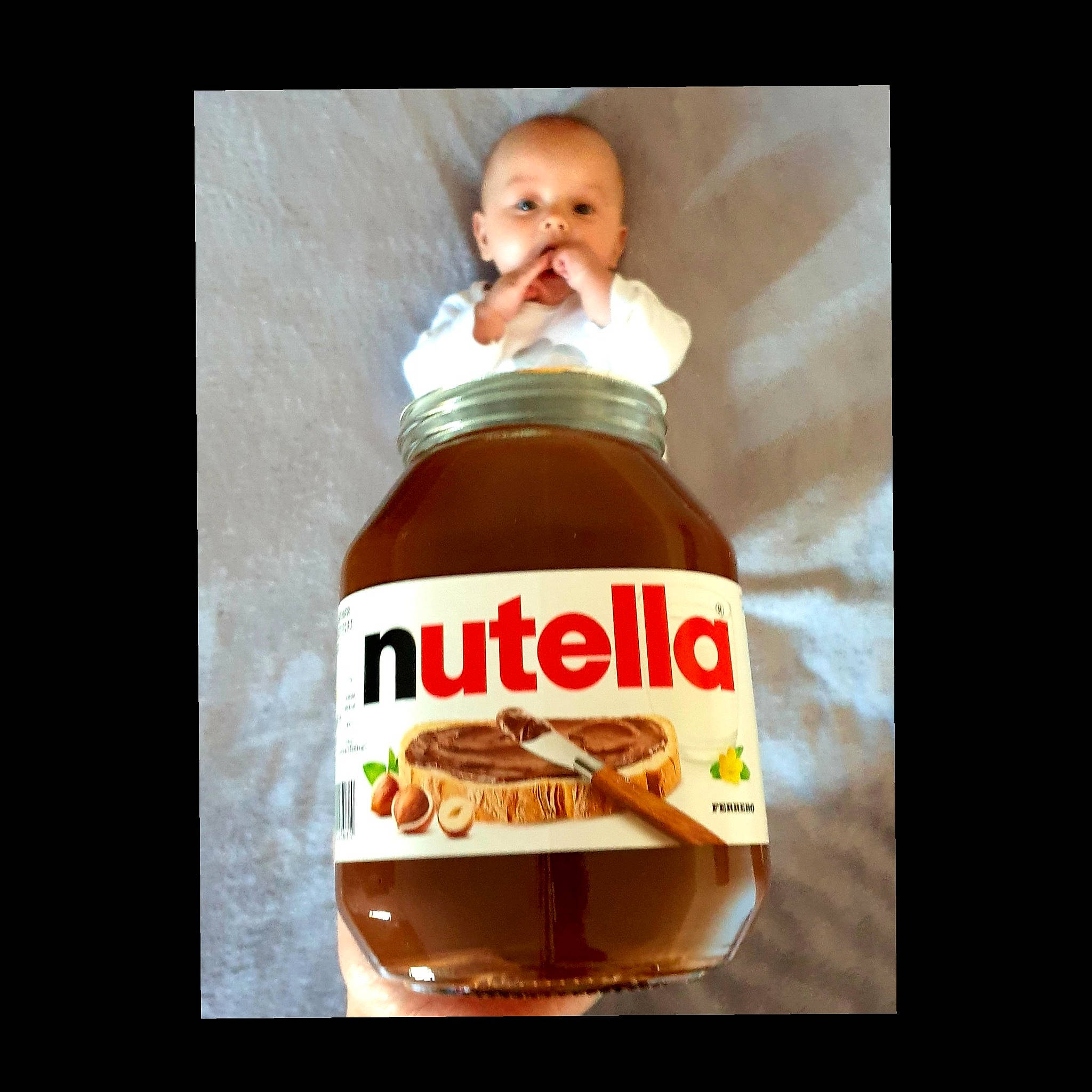 Tayler participe au concours pour gagner de l'argent avec cette photo : baby, bottle, bottle_cap, brand, brown, chocolate_spread, condiment, convenience_food, cuisine, dish, food, fruit_preserve, hazelnut, ingredient, label, logo, paste, person, preserved_food, recipe