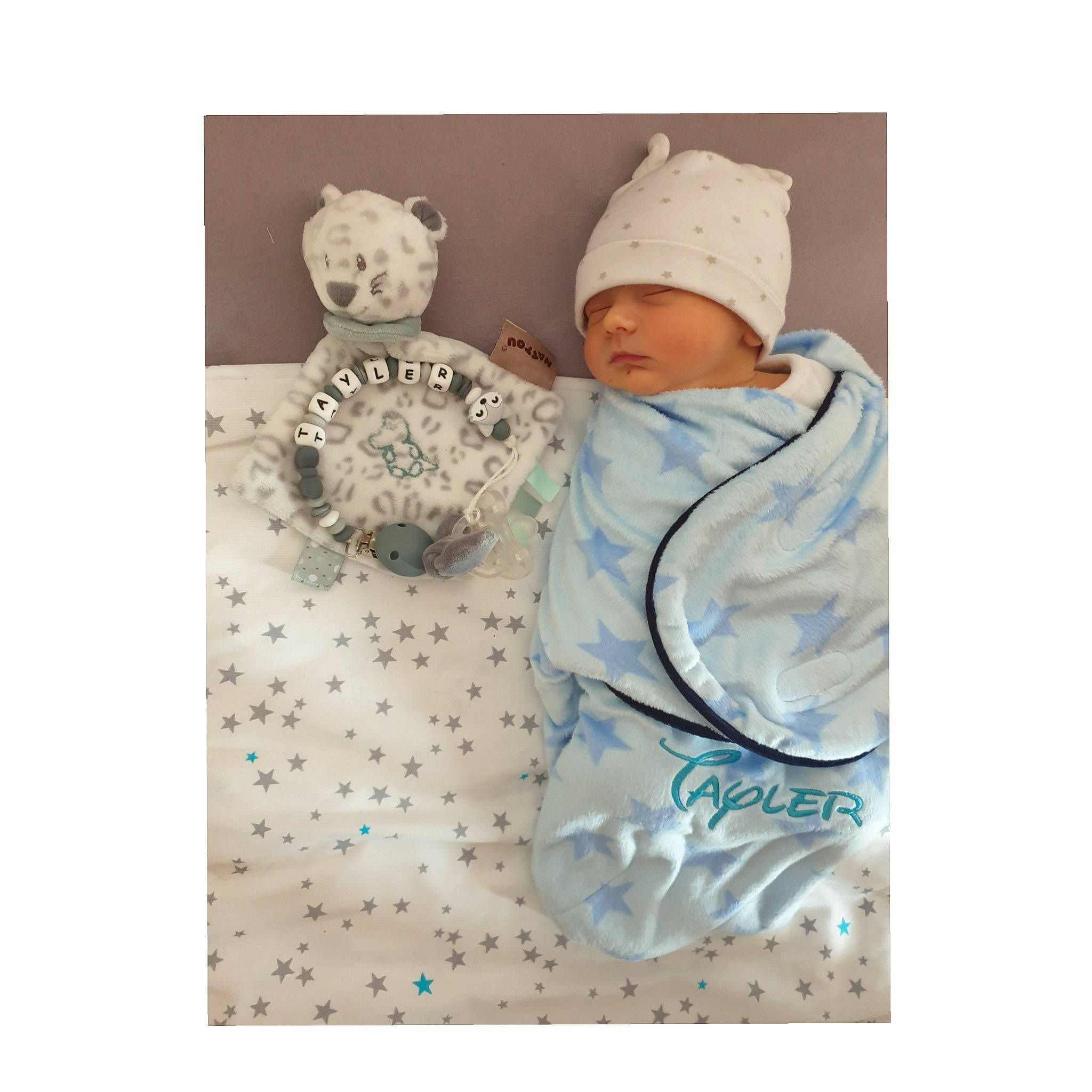 Tayler a rejoint le concours — aidez-le/la à gagner de superbes lots ! baby, baby_products, baby_sleeping, baby_toddler_clothing, beanie, bonnet, headgear, headwear, hood, knit_cap, linens, person, stuffed_toy, teddy_bear, toy, turquoise