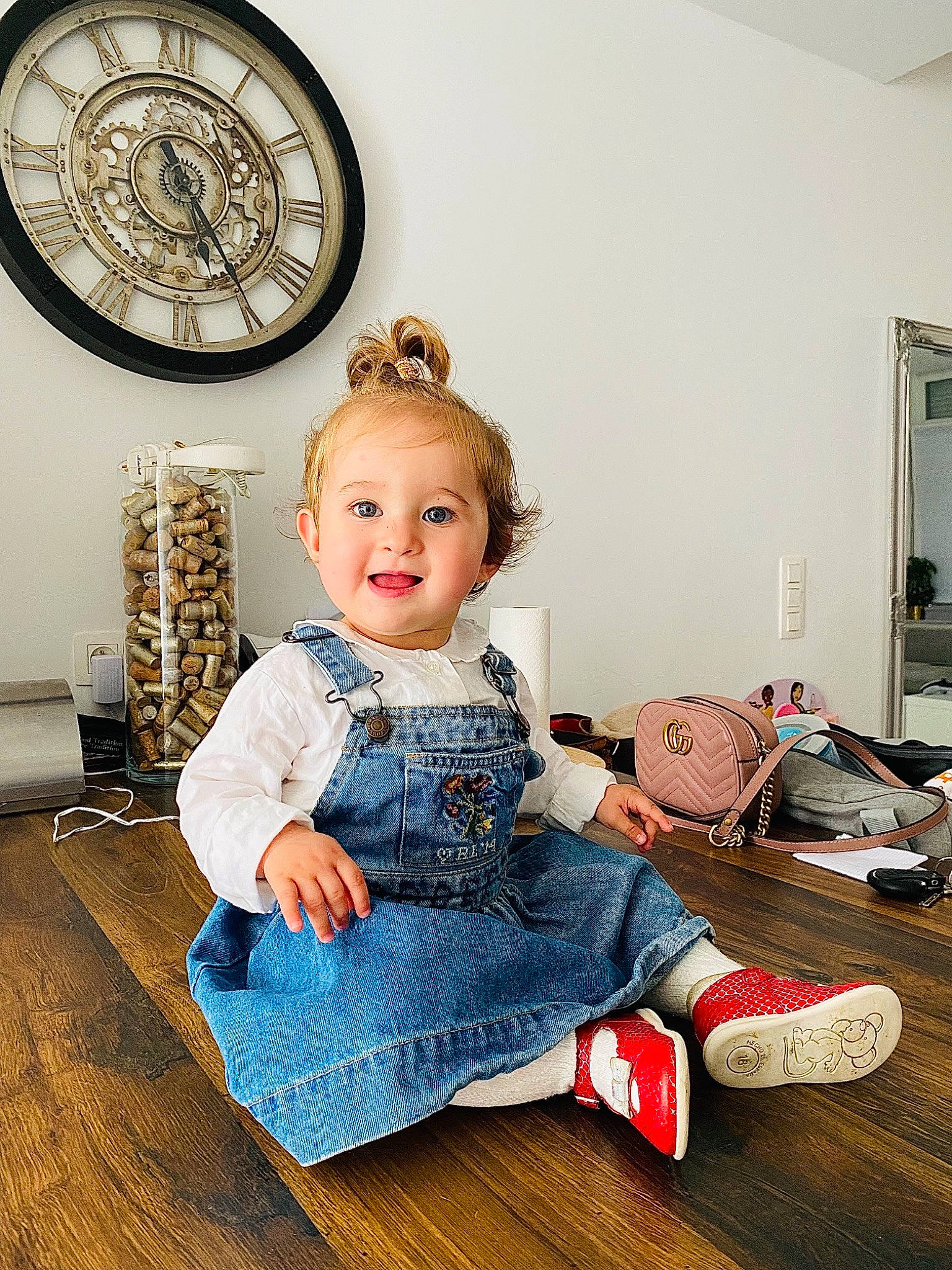 Mira participe au concours pour gagner de l'argent avec cette photo : baby_toddler_clothing, blond, child, dress, fashion_accessory, fashion_design, flash_photography, floor, flooring, fun, happy, hardwood, jewellery, person, picture_frame, room, sitting, toddler, toy, vintage_clothing