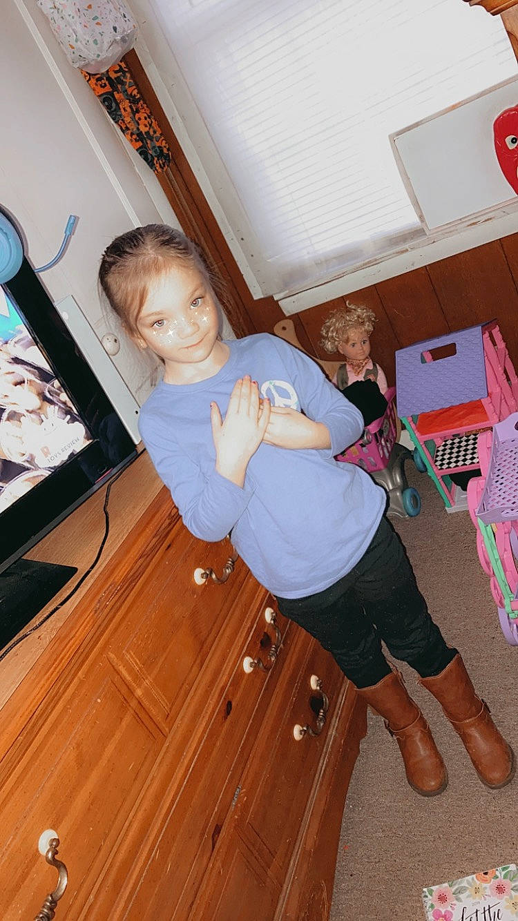 Makayla is registered to the contest to win money with this photo: chair, comfort, floor, flooring, foot, fun, hardwood, human_leg, joy, knee, leisure, person, room, sandal, shorts, sock, television, television_set, thigh, varnish