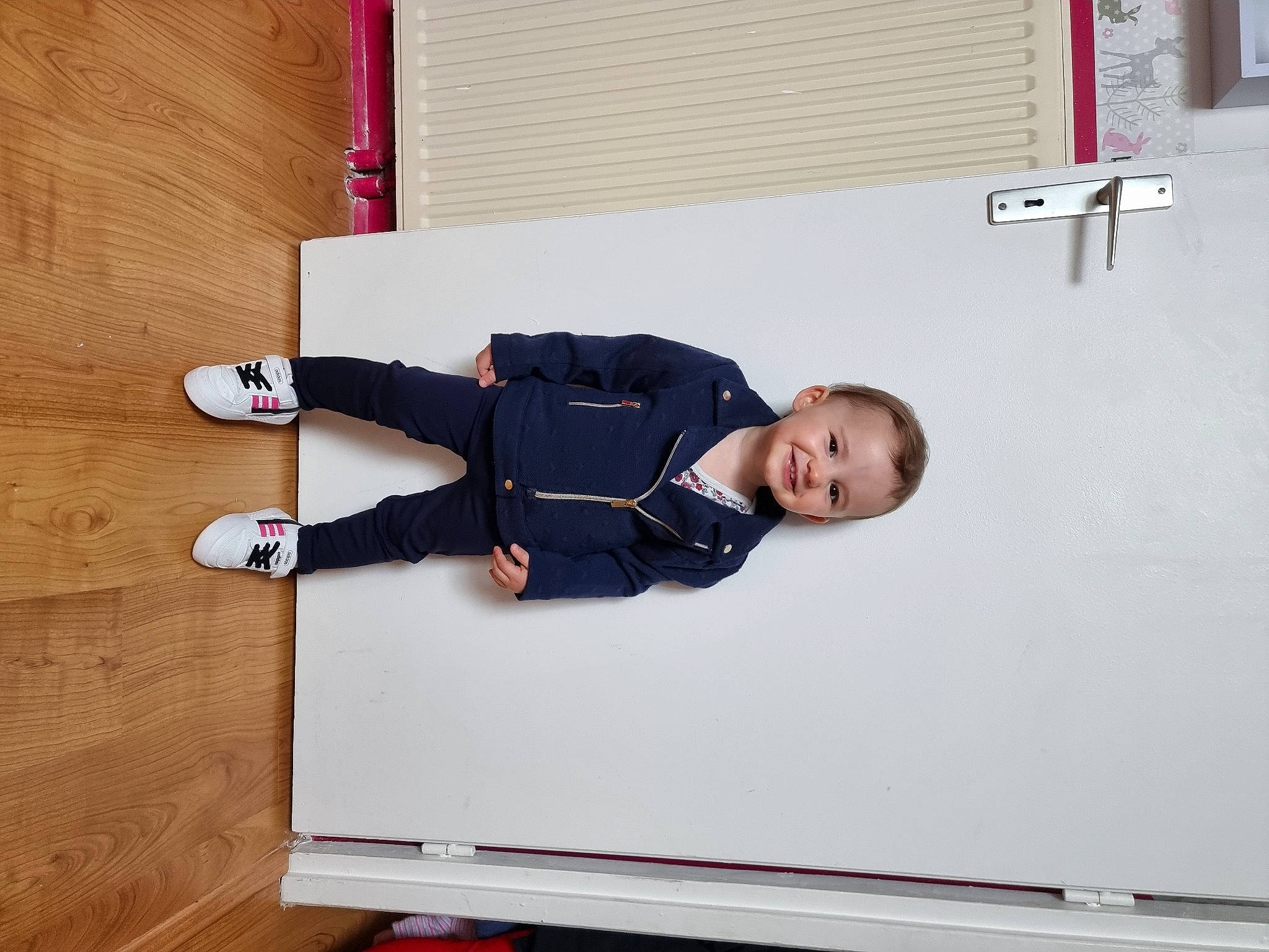 Kiara a rejoint le concours — aidez-le/la à gagner de superbes lots ! active_pants, balance, comfort, elbow, flooring, hardwood, human_leg, joy, knee, outdoor_shoe, person, picture_frame, room, sitting, sleeve, sock, sportswear, thigh, walking_shoe, wood