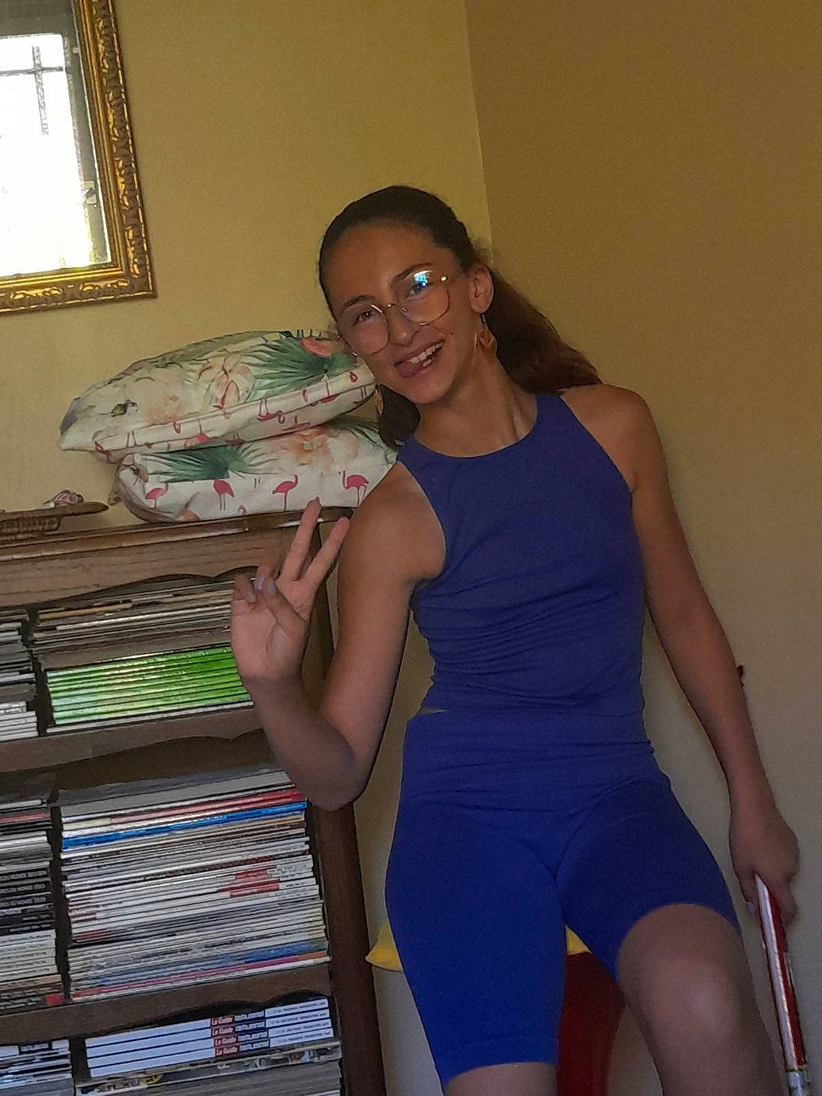 Maëlle participe au concours pour gagner de l'argent avec cette photo : abdomen, active_tank, chest, comfort, elbow, electric_blue, fun, human_leg, joint, joy, knee, leg, person, picture_frame, shoulder, sitting, sleeveless_shirt, smile, textile, thigh