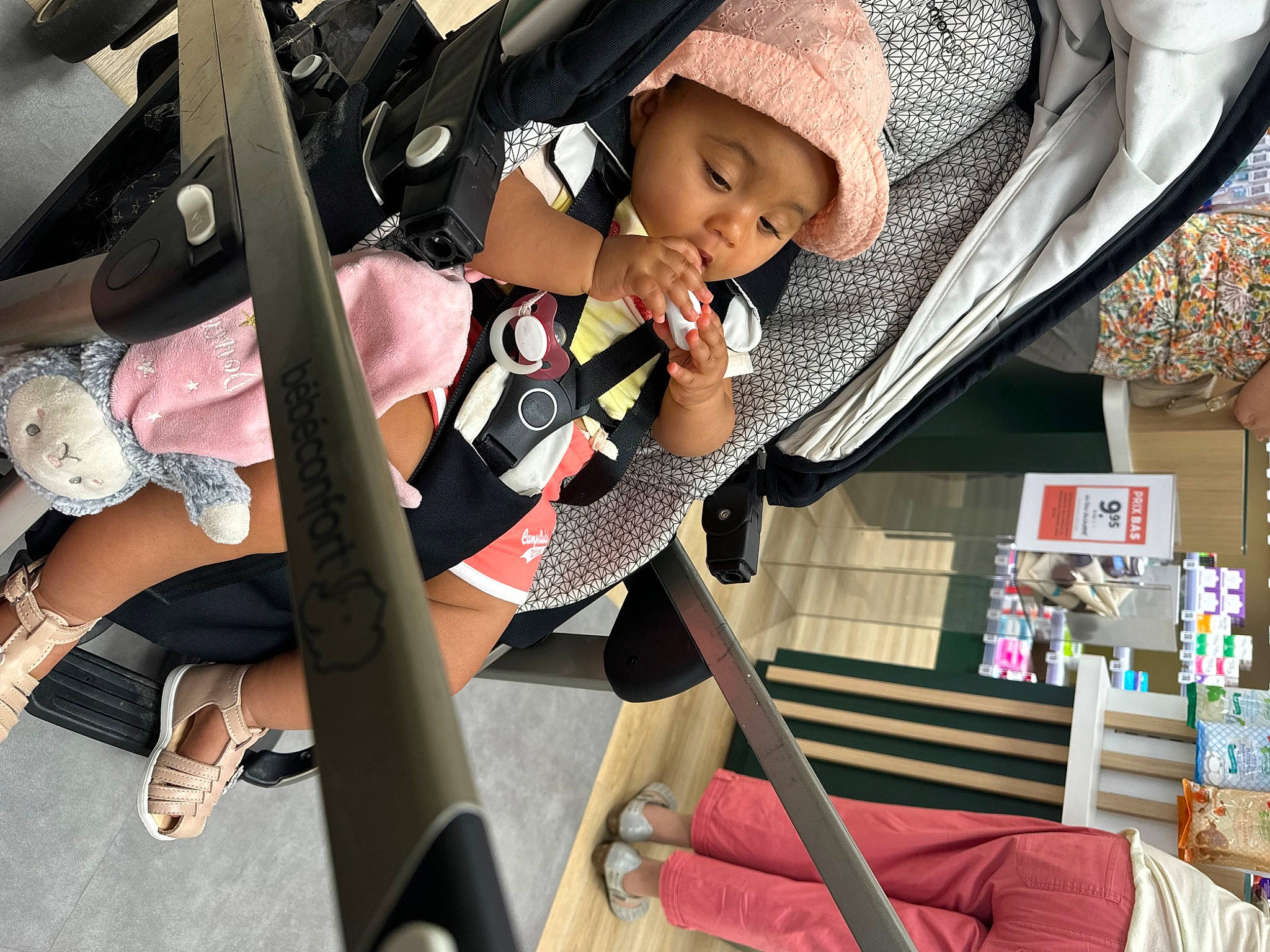 Nelia participe au concours pour gagner de l'argent avec cette photo : auto_part, baby, baby_carriage, baby_products, baby_safety, car_seat, child, comfort, fashion_accessory, fun, hat, headwear, human_leg, leisure, pattern, person, sandal, shorts, sun_hat, thigh