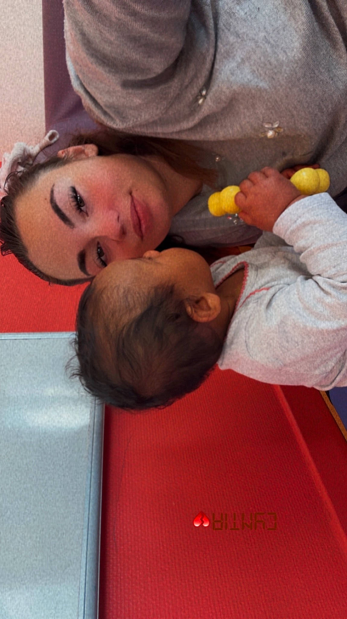 Nelia a rejoint le concours — aidez-le/la à gagner de superbes lots ! baby, baby_products, cheek, child, comfort, fun, gesture, happy, hat, joint, mammal, mouth, nose, organ, person, room, smile, stuffed_toy, t_shirt, thumb