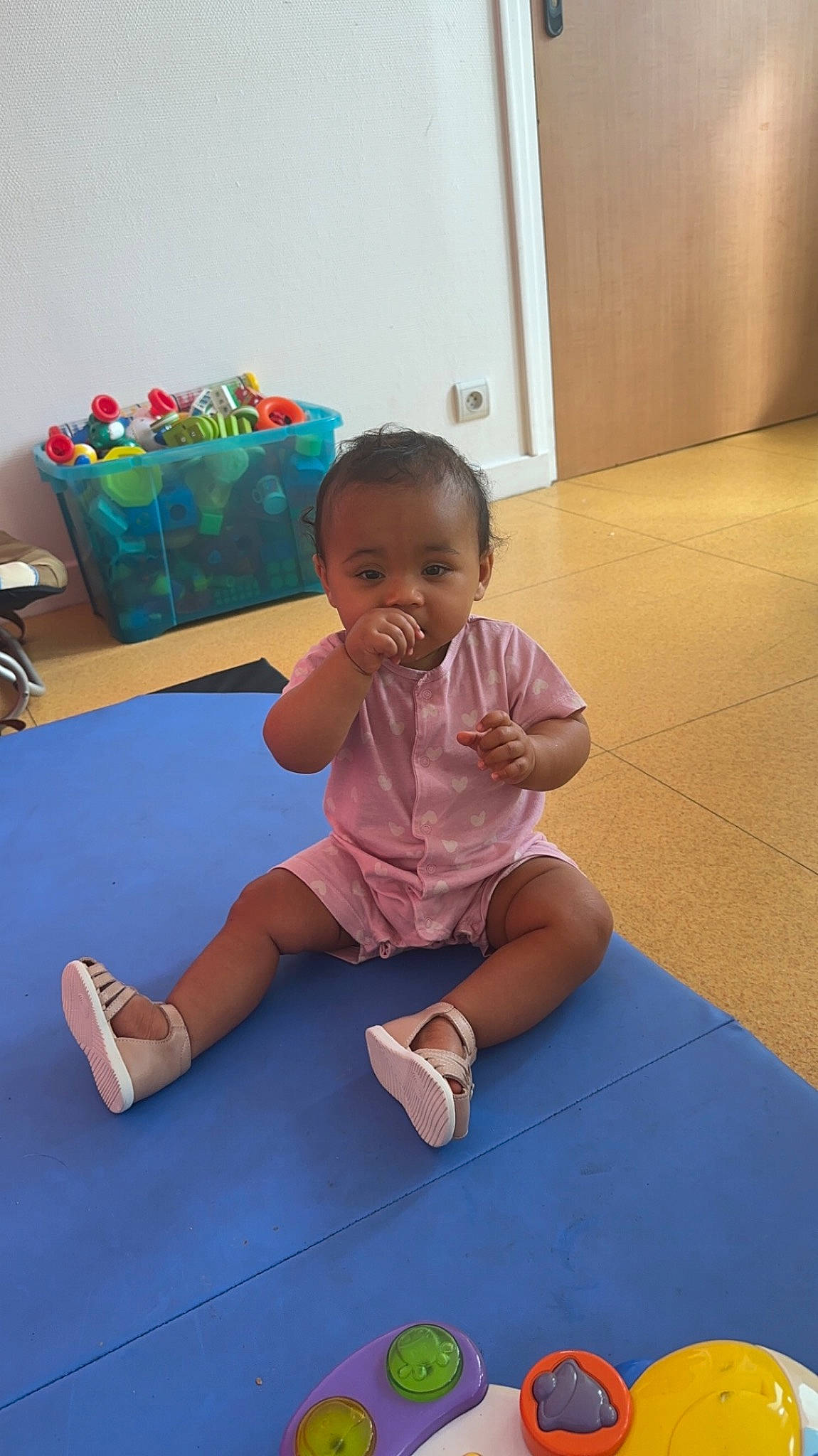 Nelia a rejoint le concours — aidez-le/la à gagner de superbes lots ! baby, baby_toddler_clothing, balance, barefoot, child, floor, flooring, foot, fun, happy, hardwood, human_leg, knee, leisure, person, physical_fitness, sock, thigh, thumb, toddler